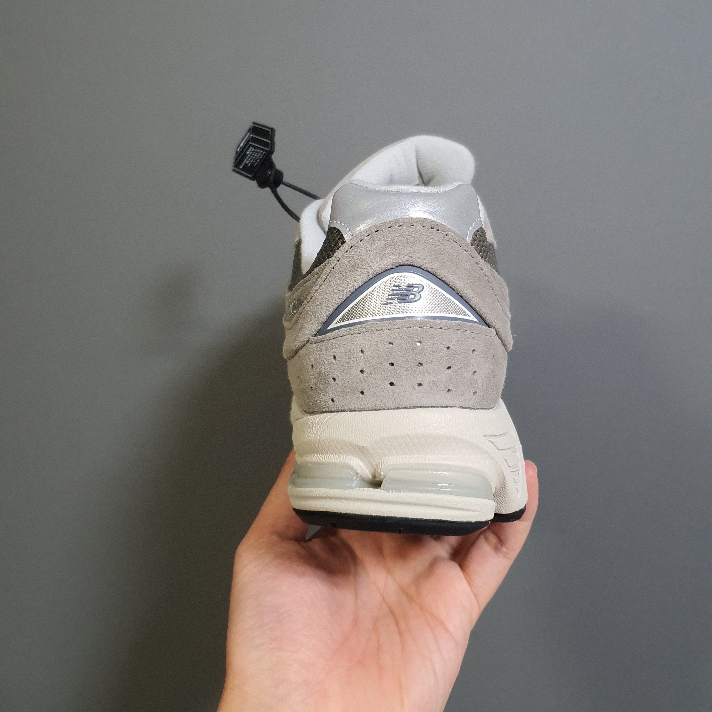 New Balance 2002R Grey 착용 스타일 - 3