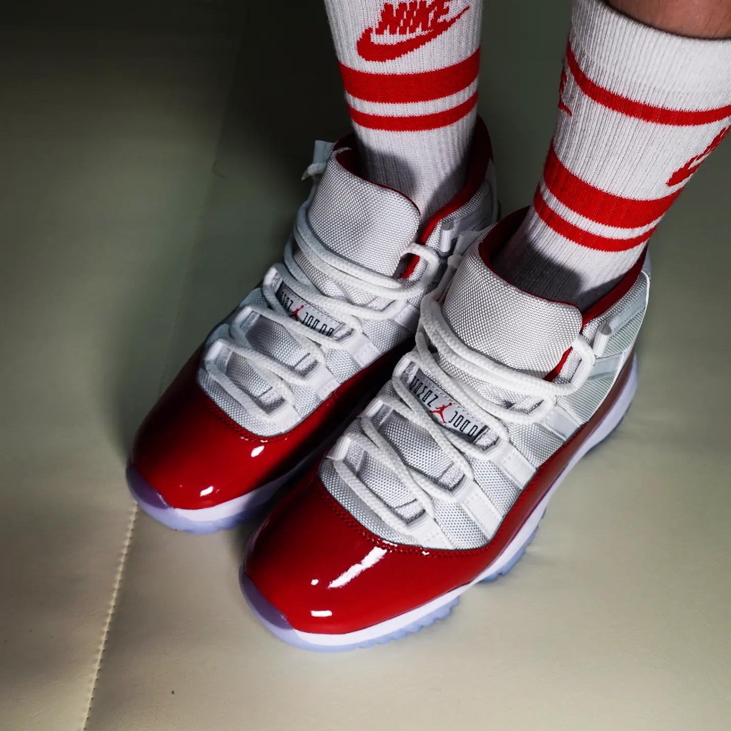 Jordan 11 Retro Varsity Red 착용 스타일 - 2