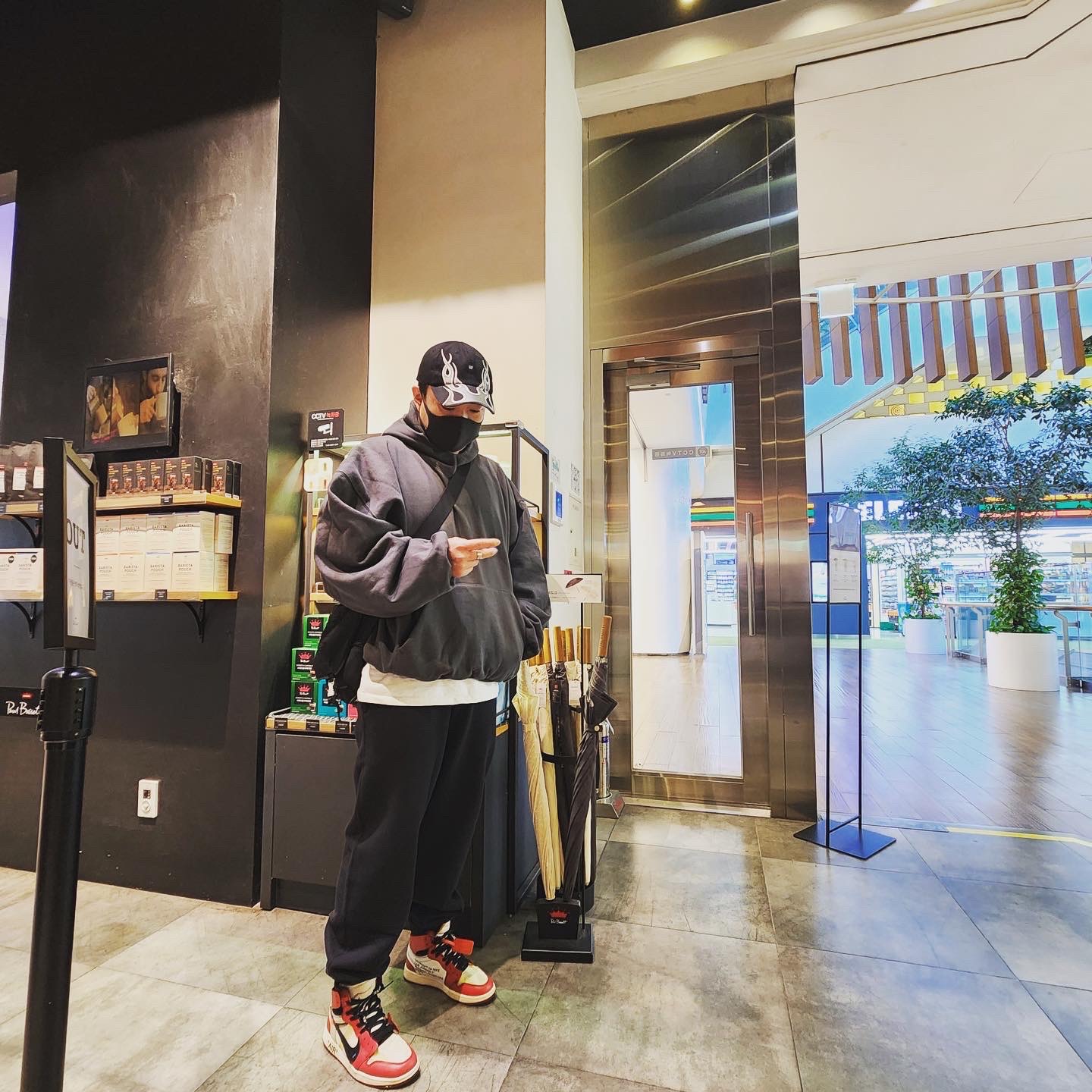 Jordan 1 x Off-White Retro High Chicago The Ten, Nike x Stussy NRG RA Washed Fleece Pants Black (DN4030-010) 착용 스타일 - 1