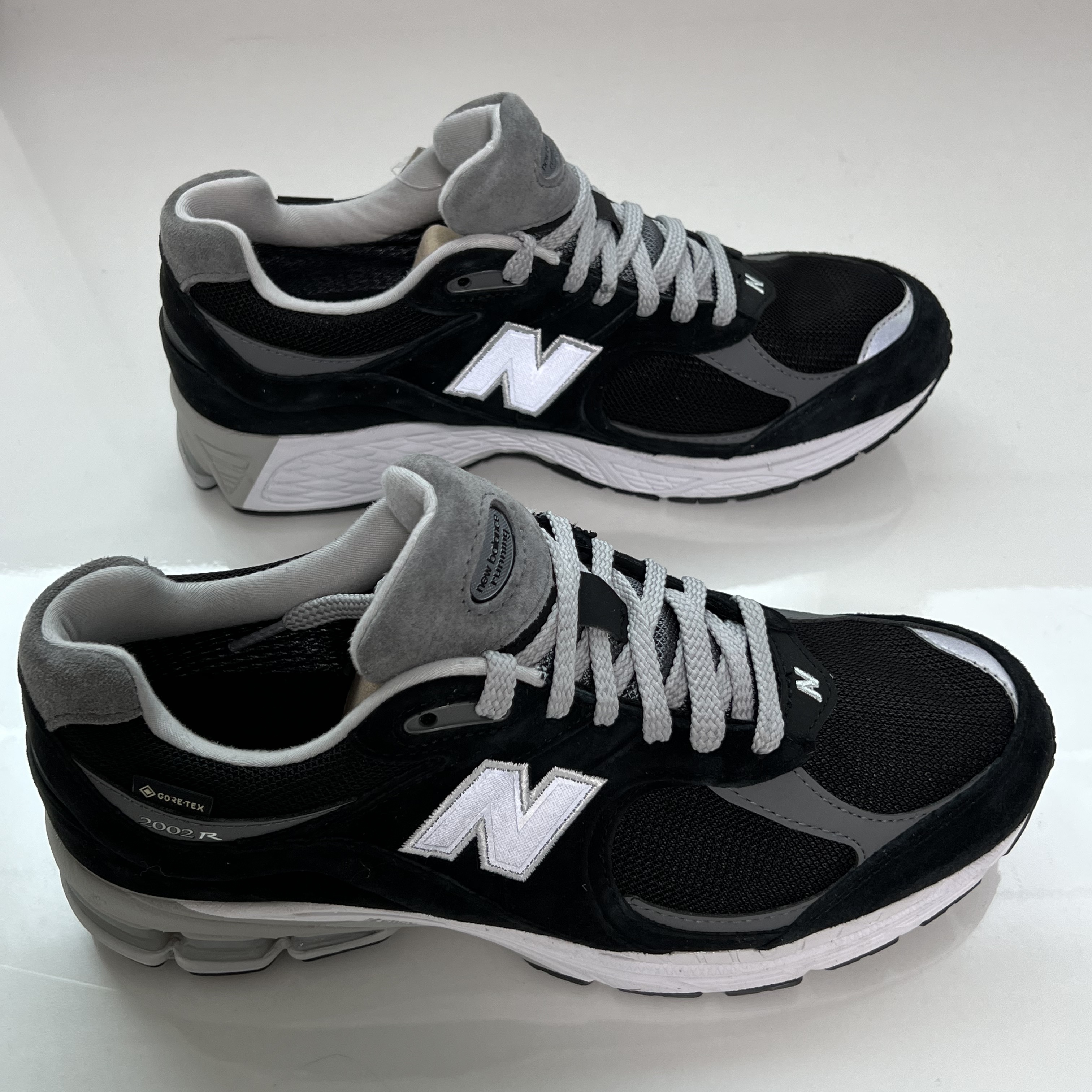 New Balance 2002R Gore-Tex Black Silver Metalic 착용 스타일 - 2