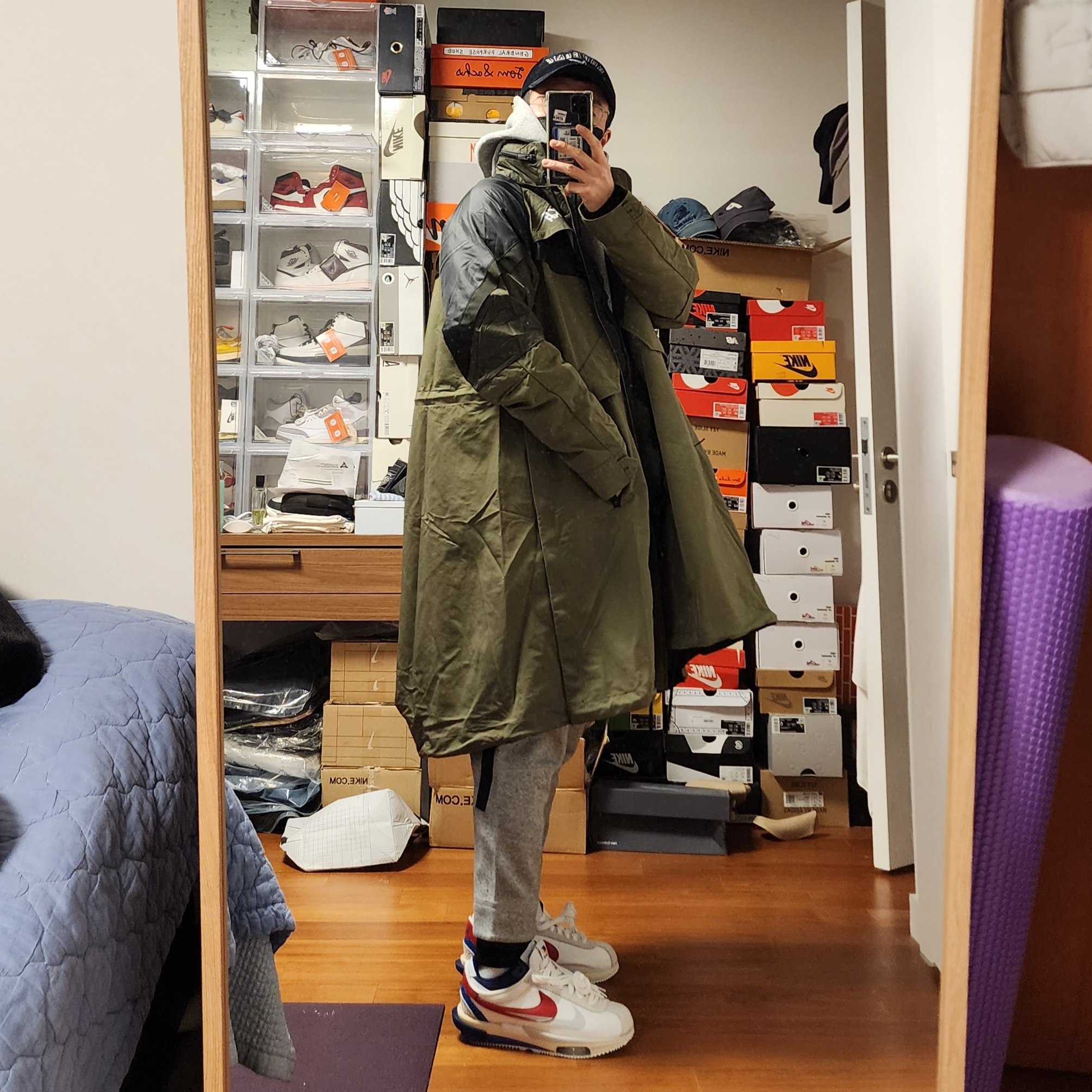 Nike x Sacai Zoom Cortez SP White and University Red, Nike x Sacai NRG Trench Jacket Medium Olive - Asia 착용 스타일 - 3