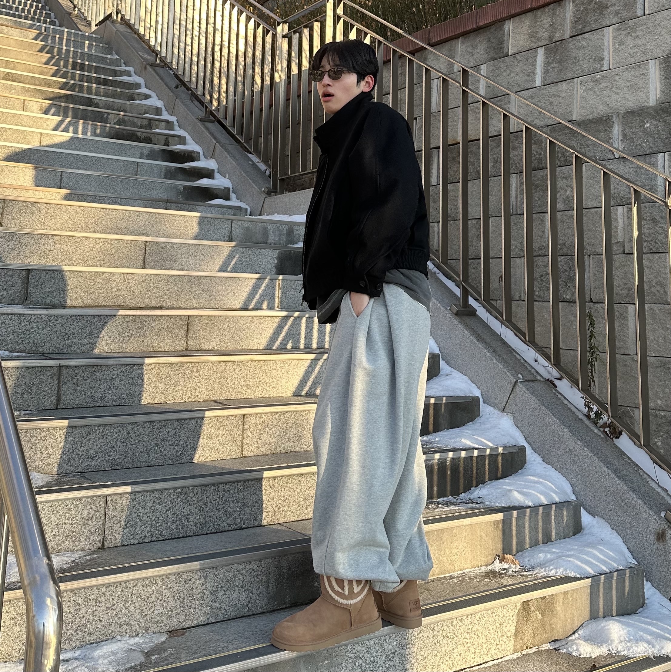 UGG x Telfar Logo Mini Chestnut 착용 스타일 - 4