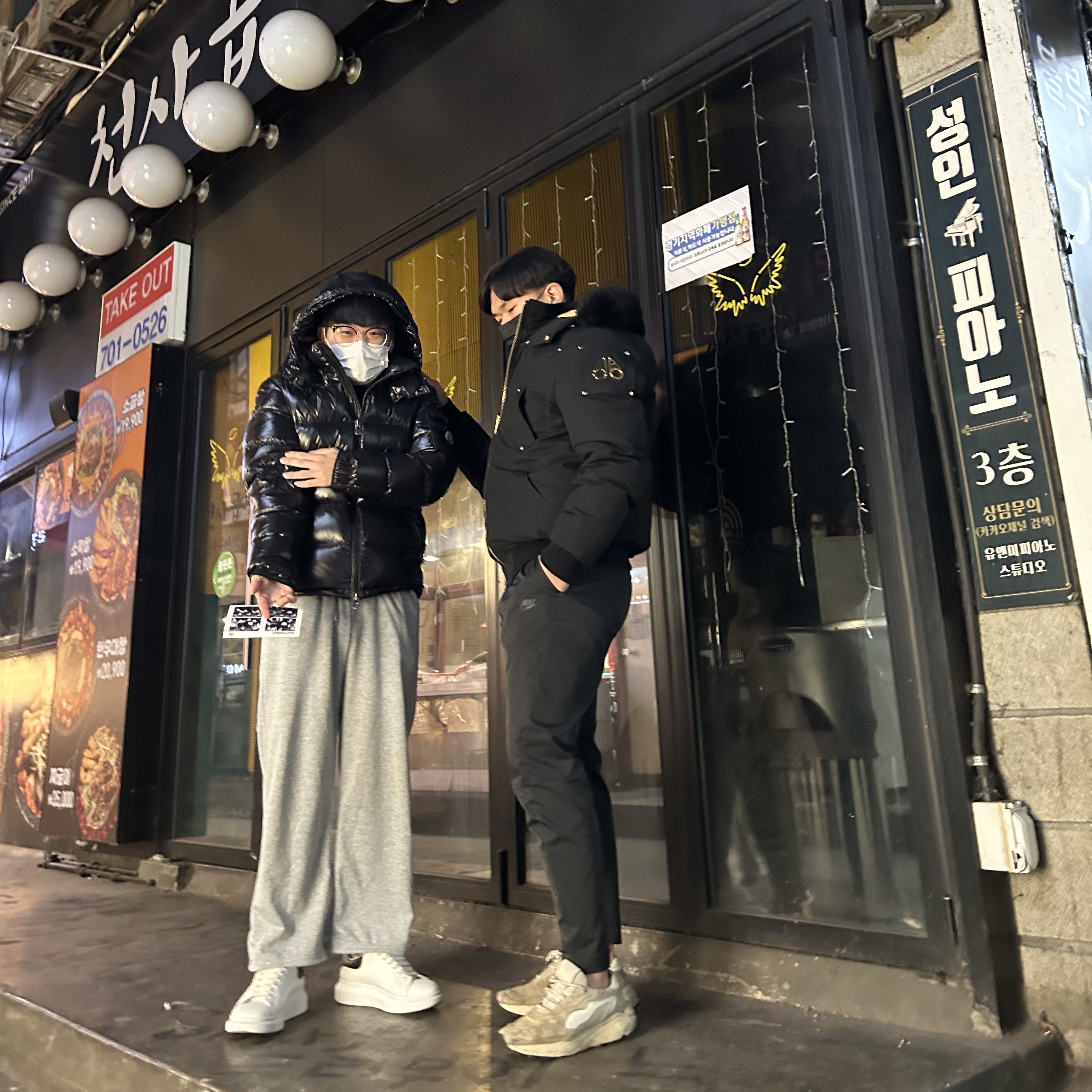 Moncler Maya Short Down Jacket Black - 22FW, Alexander McQueen Oversized Sneakers White Black 착용 스타일