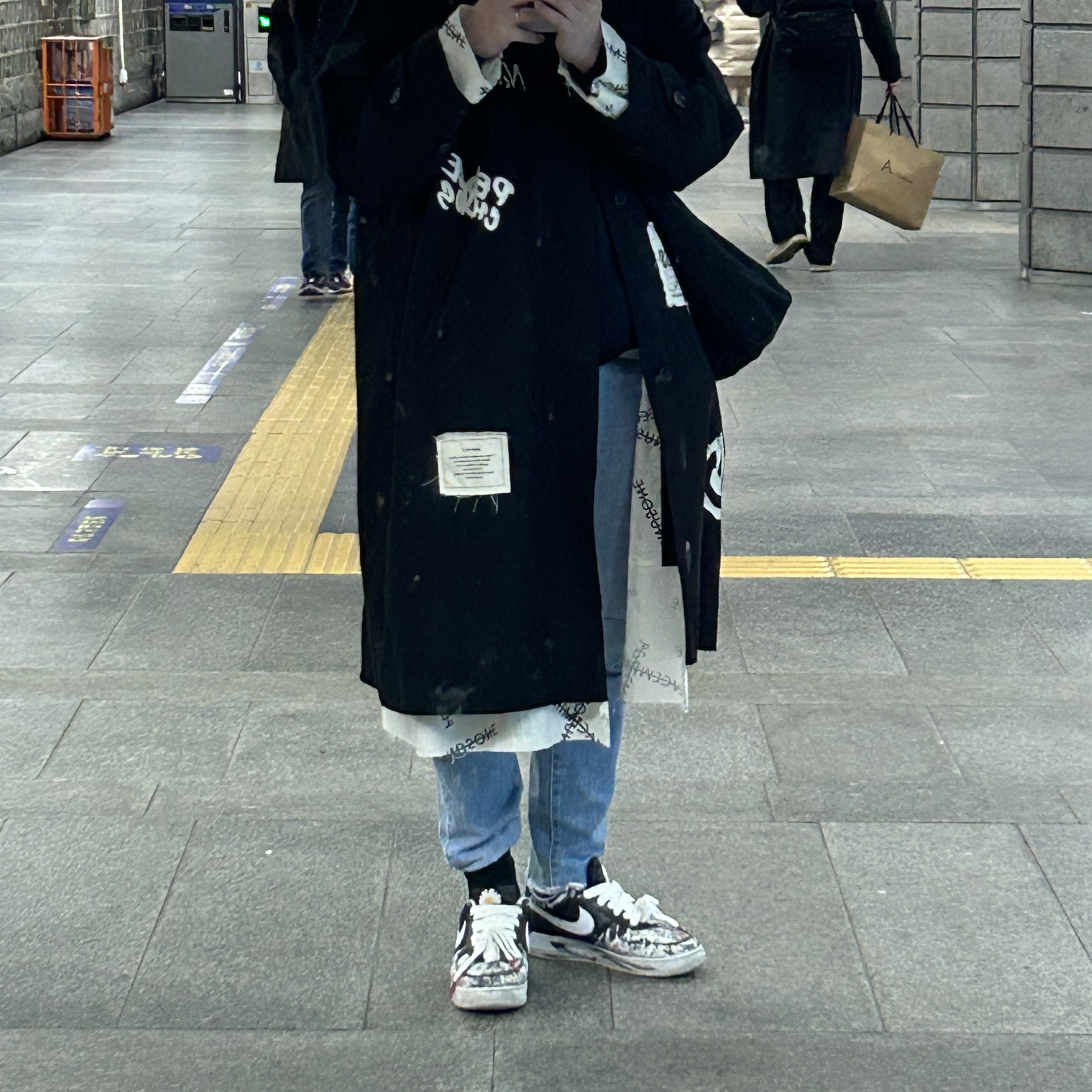 Nike x Peaceminusone Air Force 1 Low Para-Noise, Peaceminusone Coat #1 Black 착용 스타일 - 2