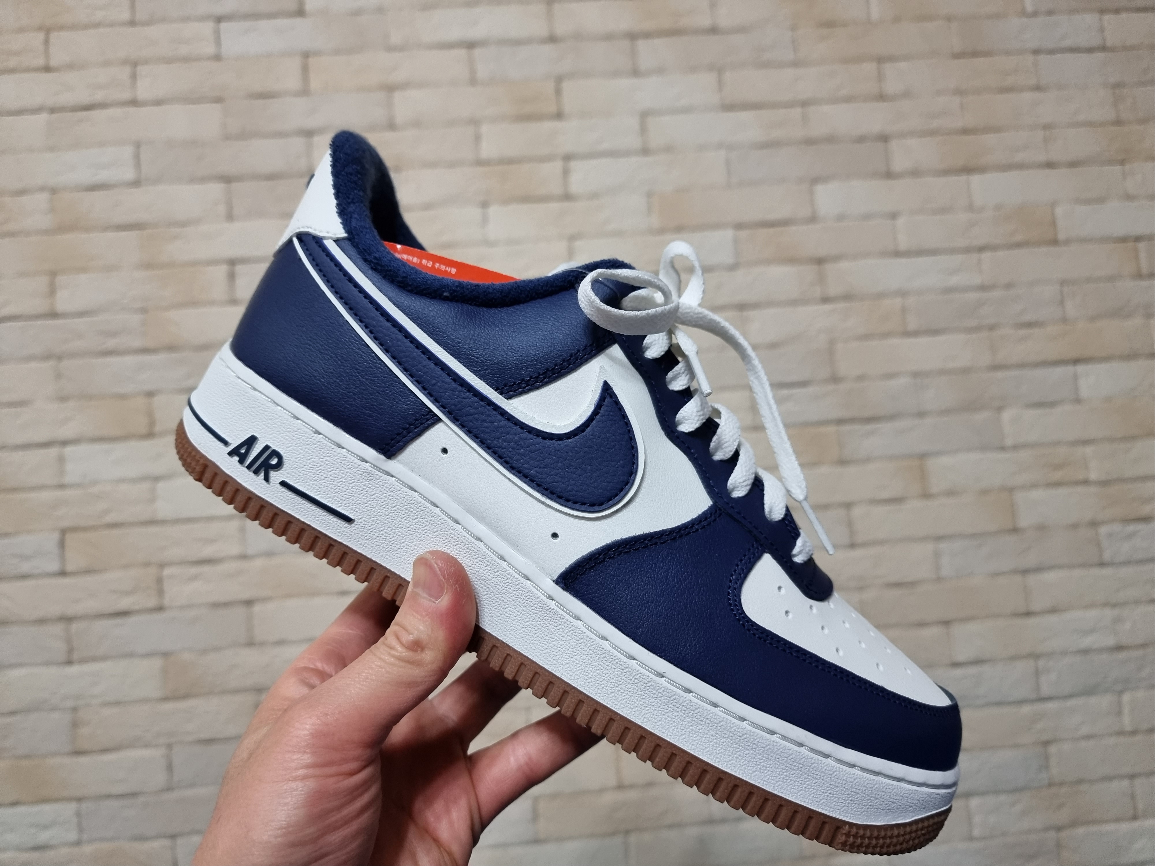 Nike Air Force 1 '07 LV8 Midnight Navy 착용 스타일 - 4