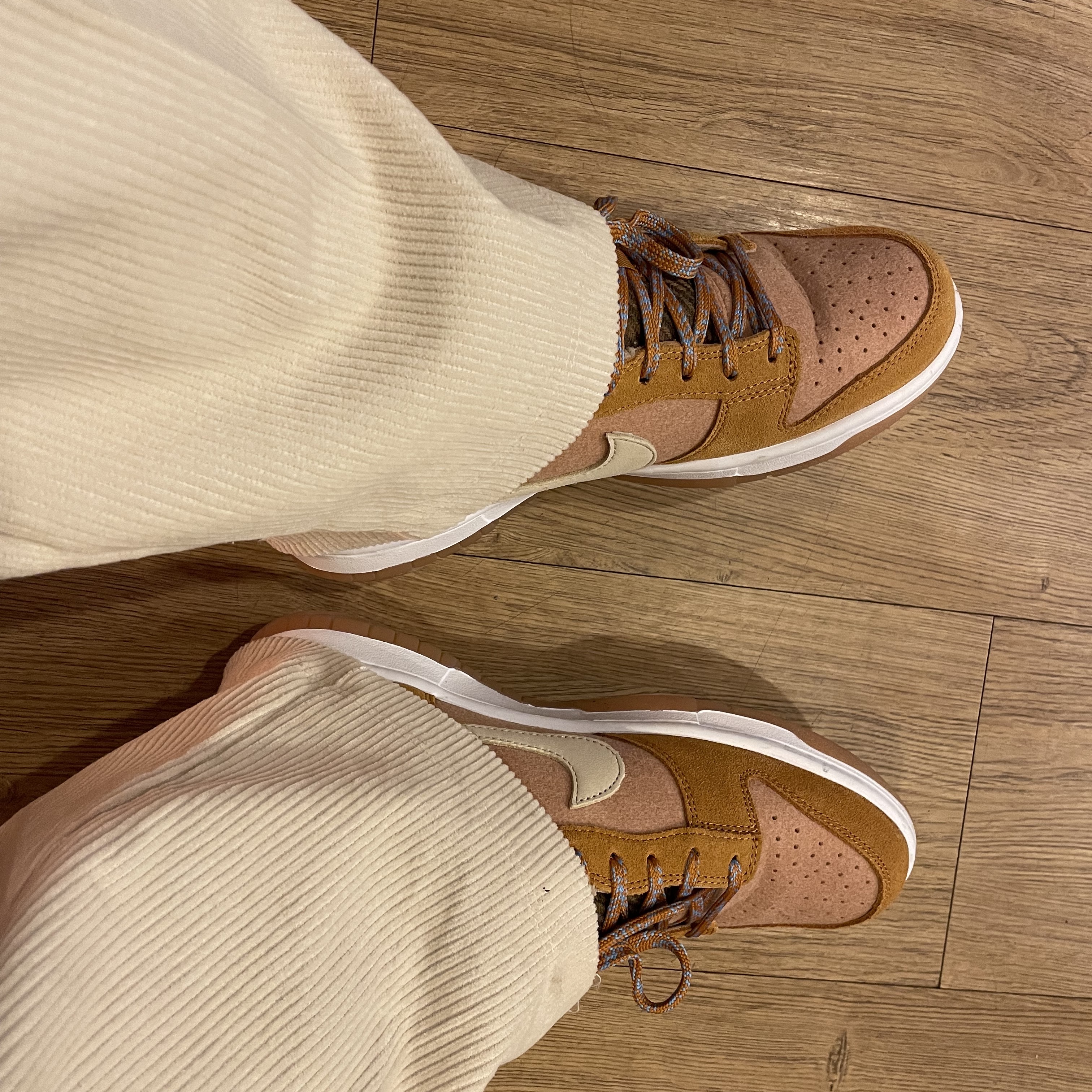 Nike Dunk Low SE Praline Desert Ochre 착용 스타일
