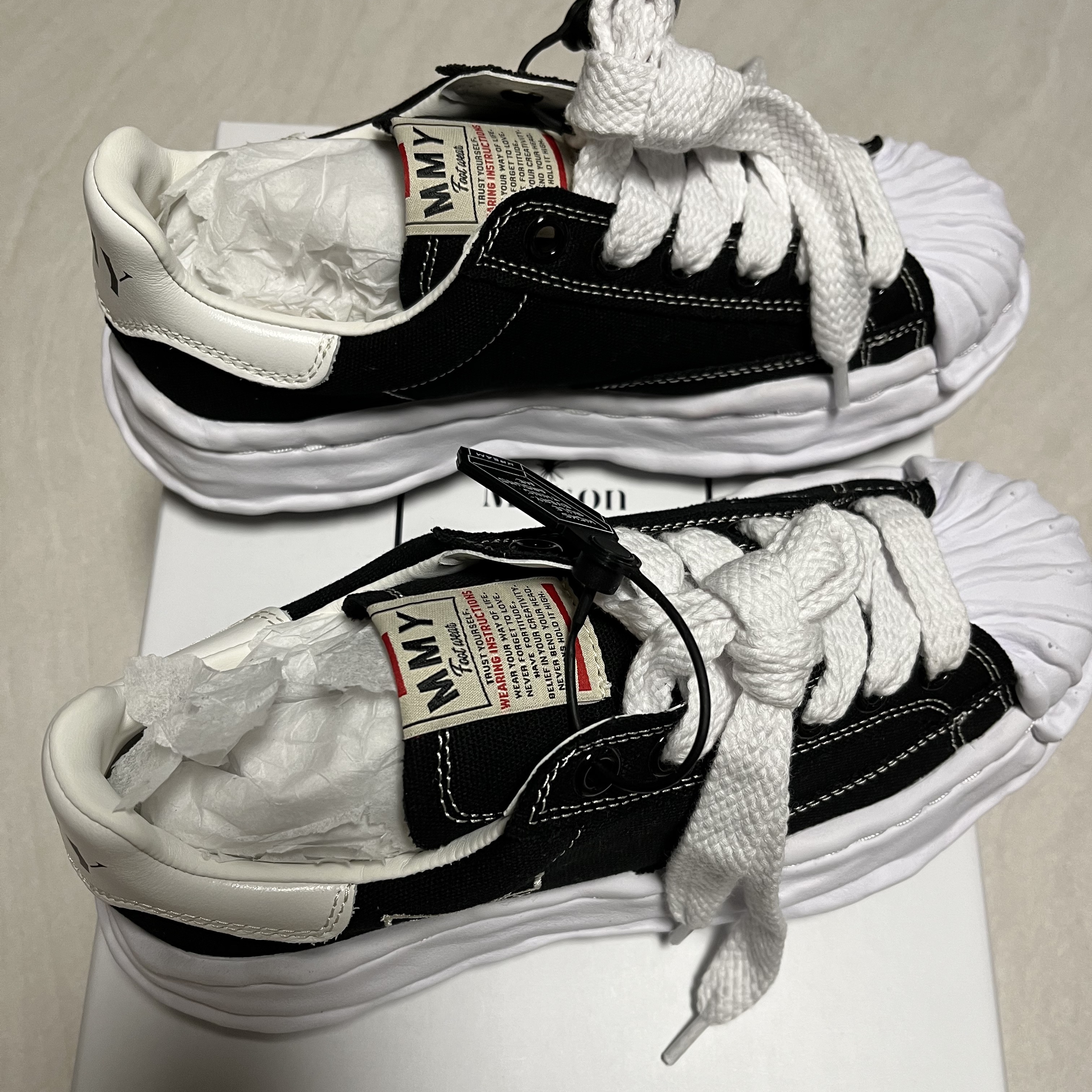 Maison Mihara Yasuhiro Blakey OG Sole Canvas Low-top Sneakers Black White 착용 스타일 - 3