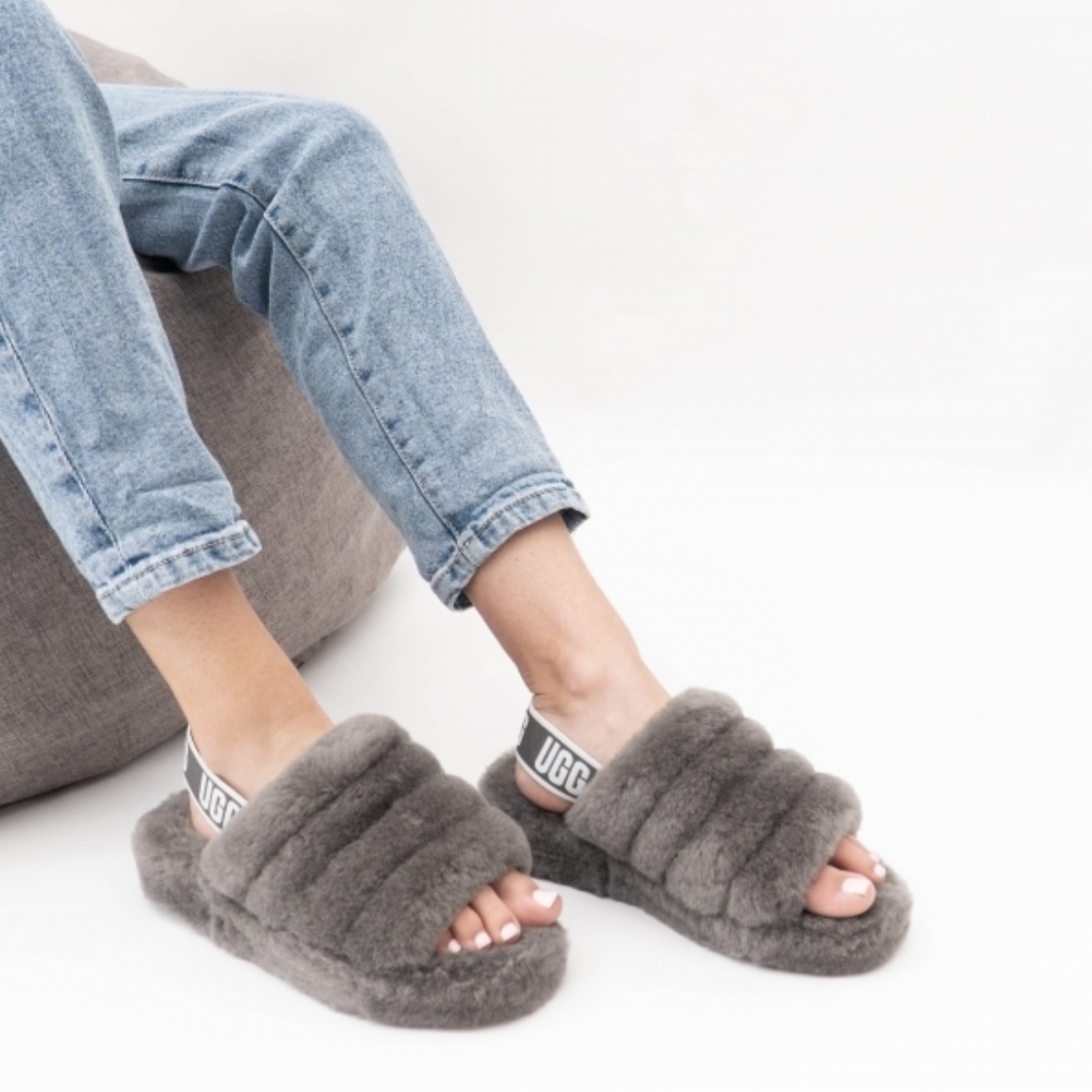 (W) UGG Fluff Yeah Slide Charcoal 착용 스타일 - 1