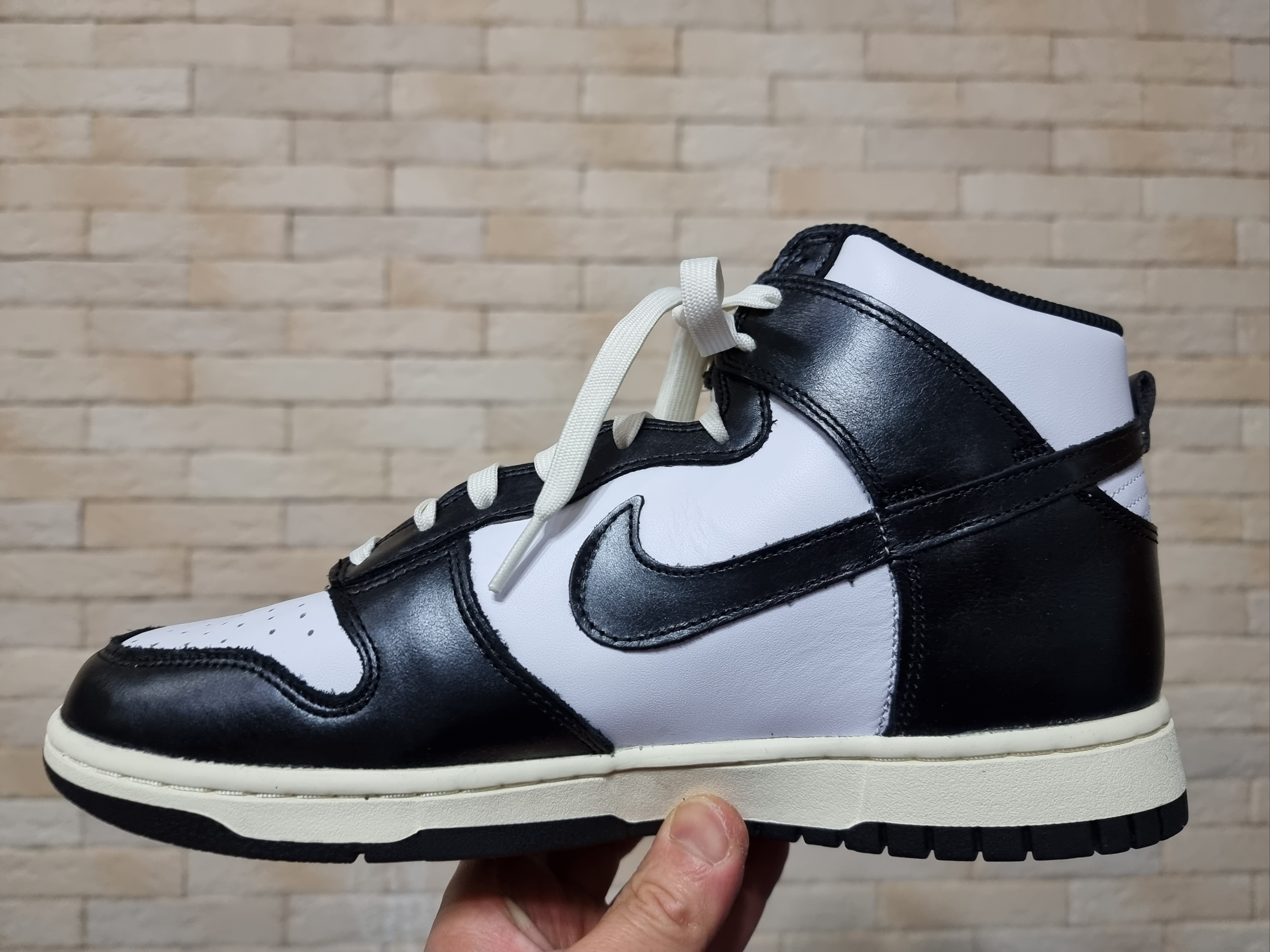 (W) Nike Dunk High Vintage Black 착용 스타일 - 3
