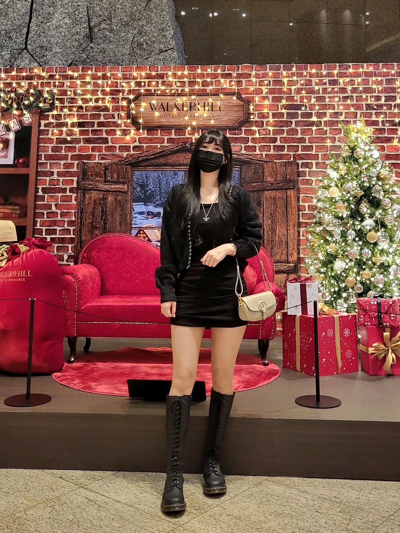 Prada Symbole Necklace Black, Dior Bobby East West Bag Box Calfskin Sand Colored 착용 스타일 - 1