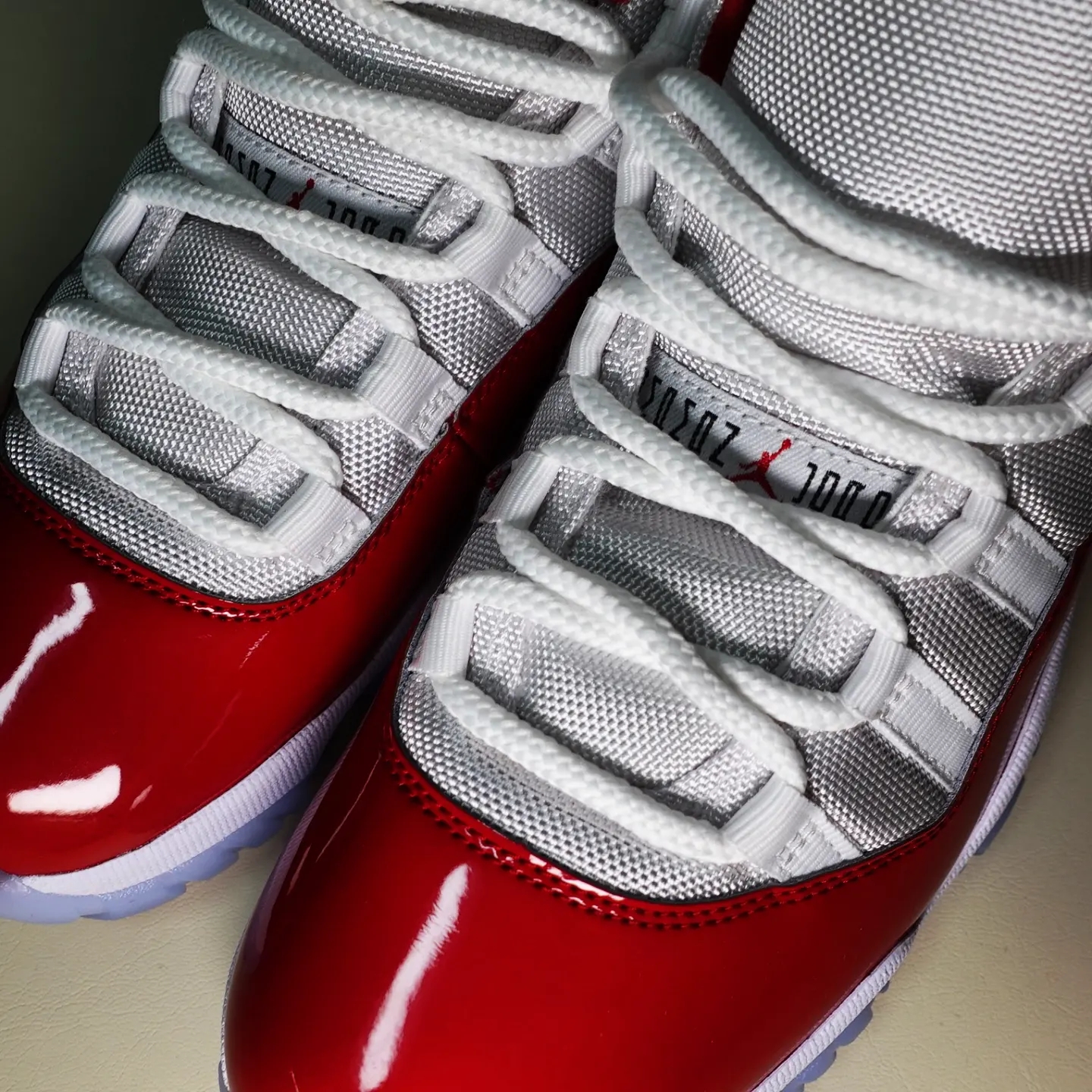 Jordan 11 Retro Varsity Red 착용 스타일 - 5