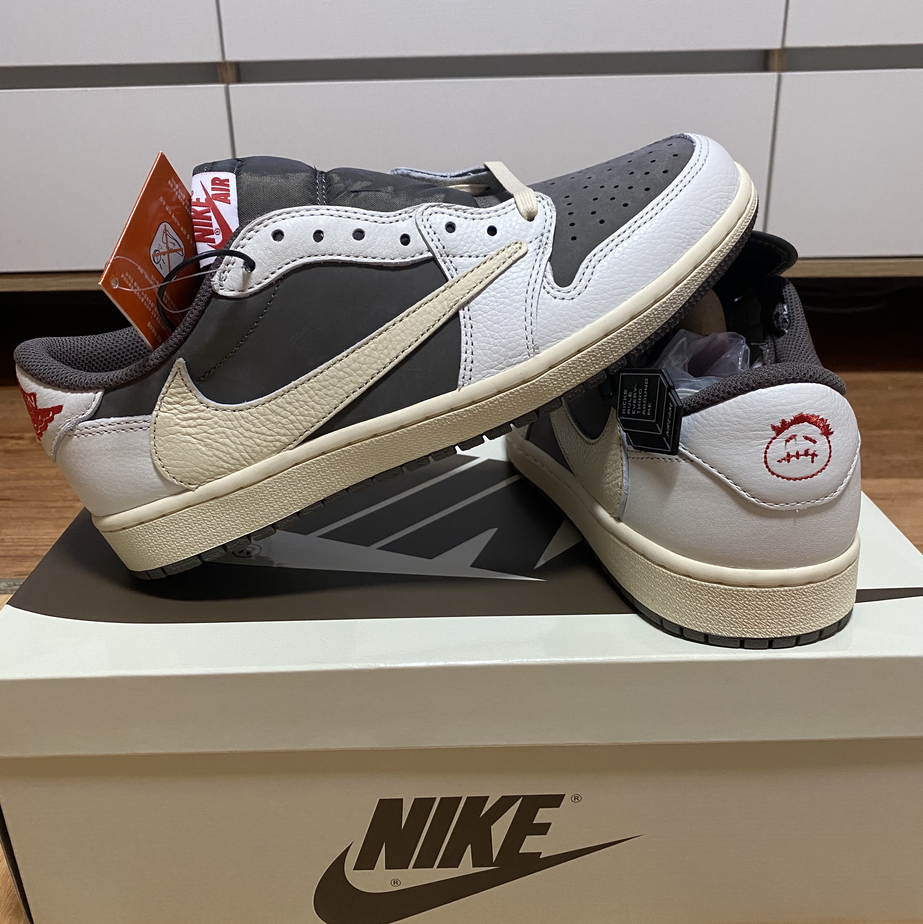 Jordan 1 x Travis Scott Retro Low OG SP Sail and Ridgerock 착용 스타일 - 1