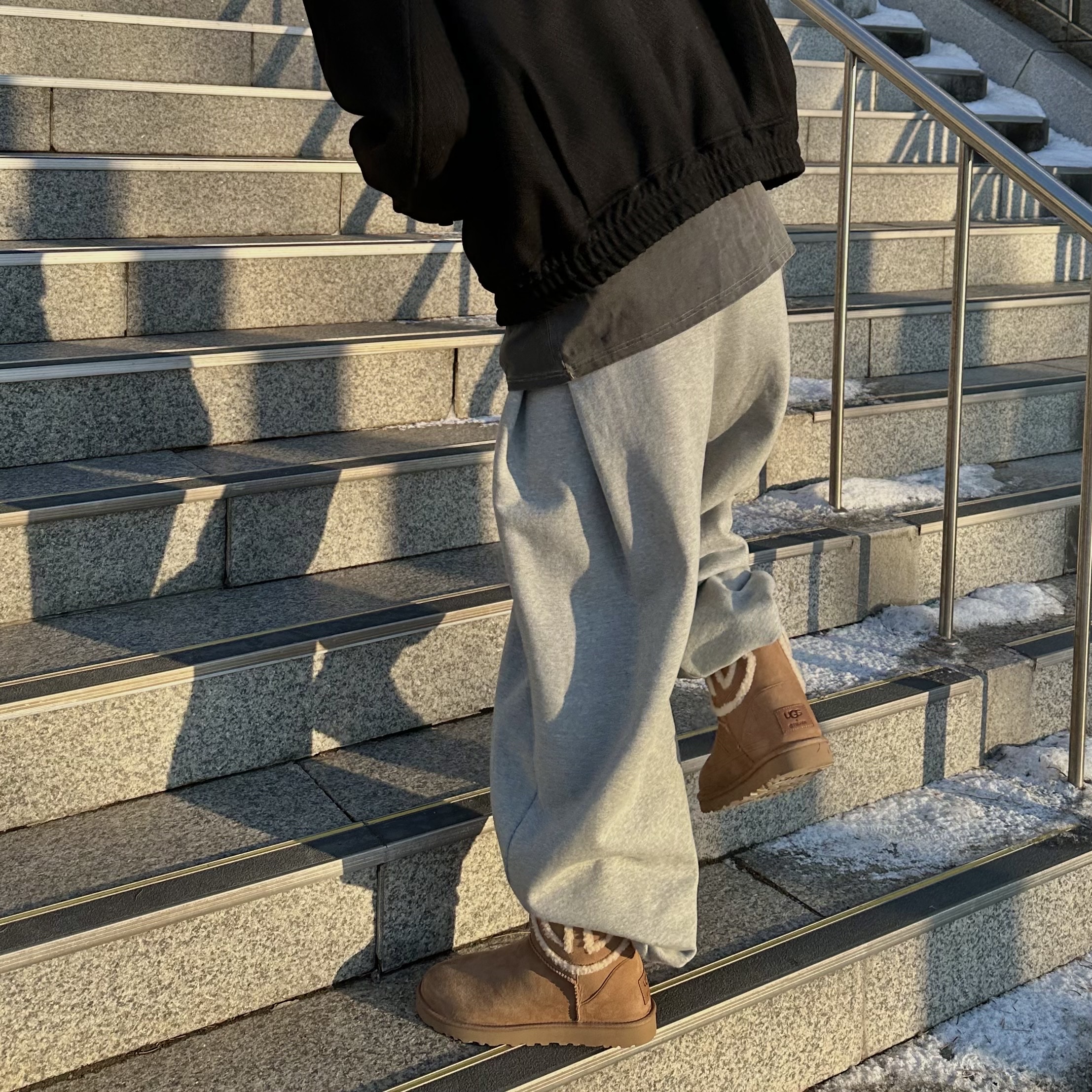 UGG x Telfar Logo Mini Chestnut 착용 스타일 - 1