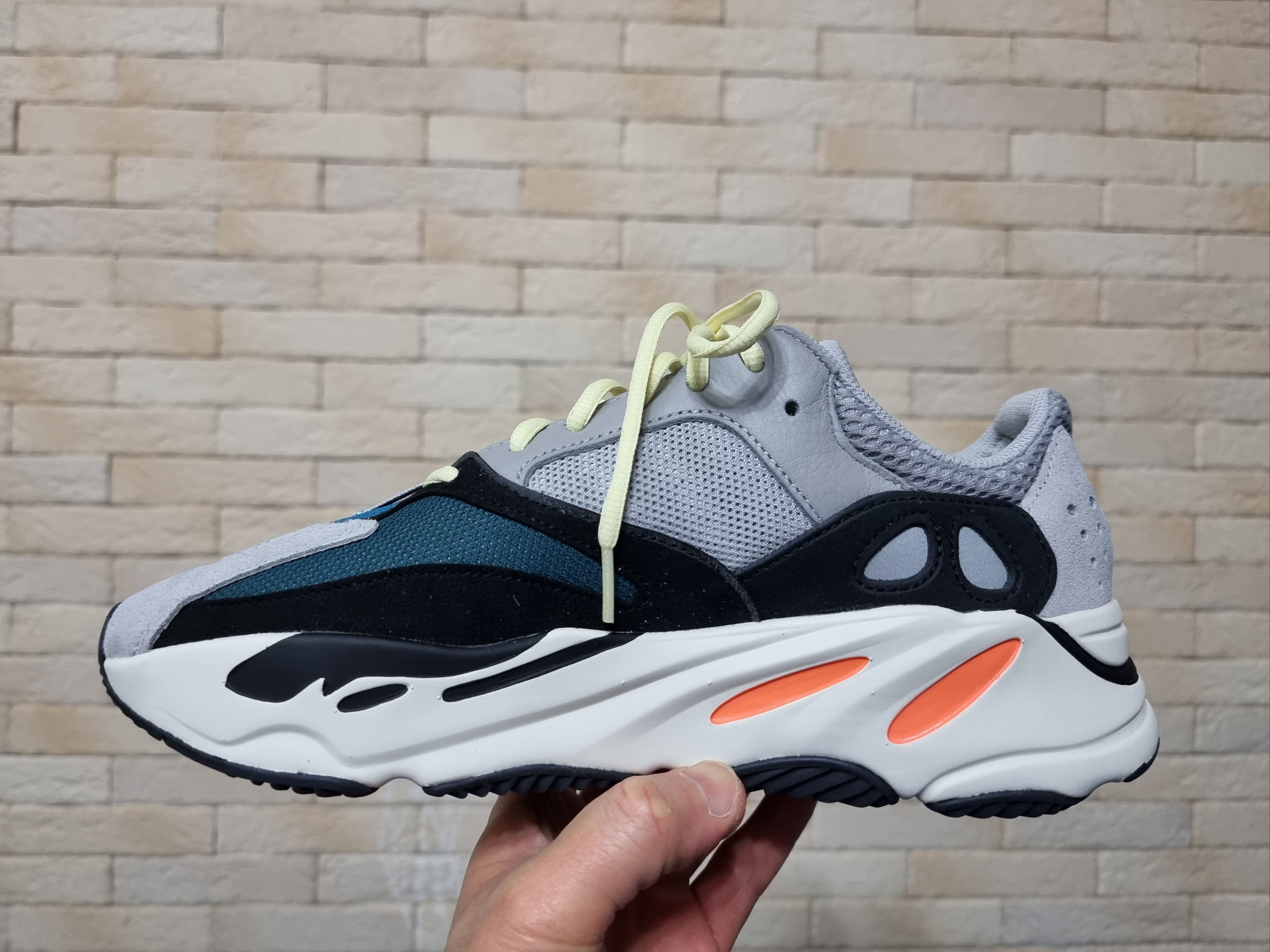 Adidas Yeezy Boost 700 Wave Runner Solid Grey 2021/2022 착용 스타일 - 3