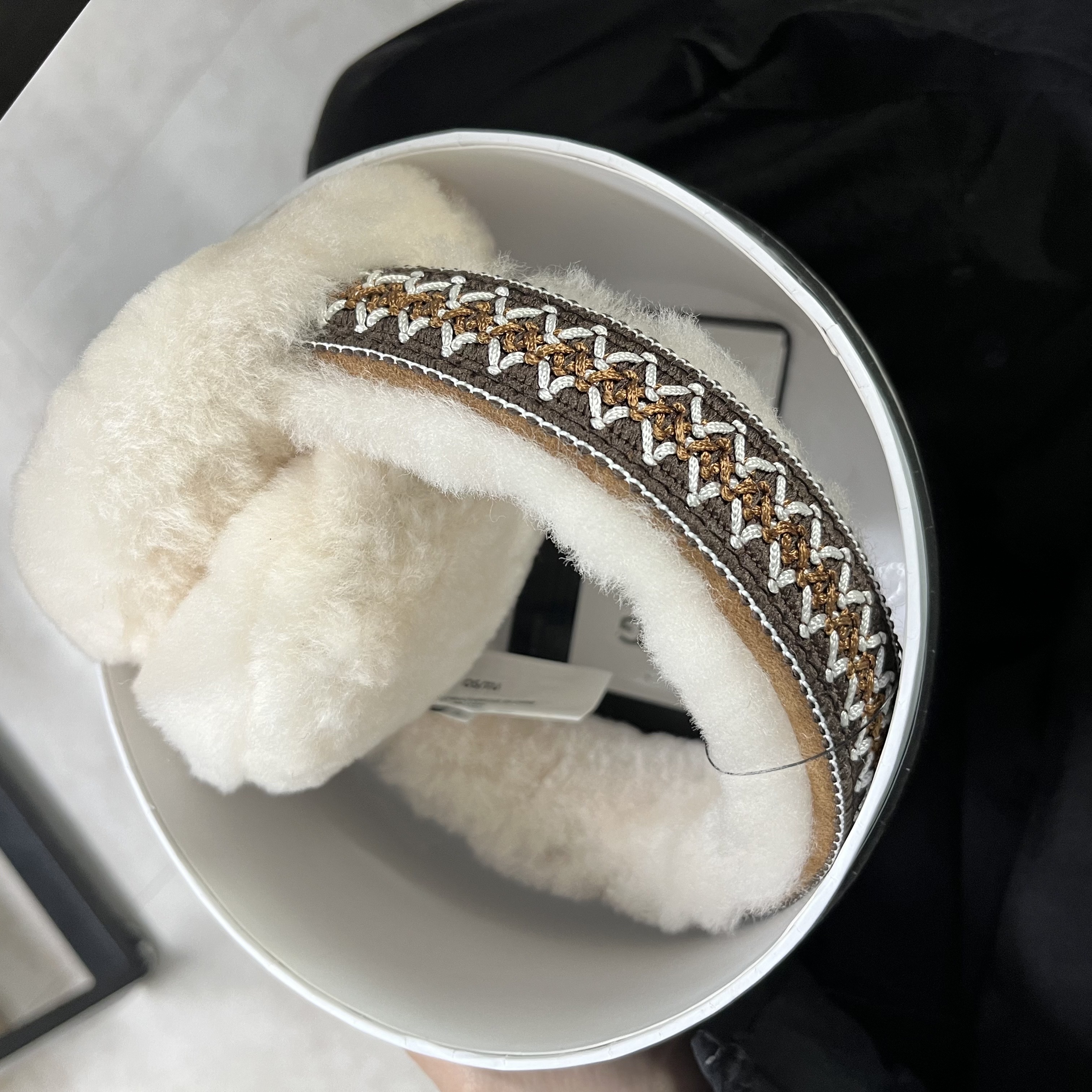(W) UGG Sheepskin Tasman Earmuff Chestnut 착용 스타일 - 3