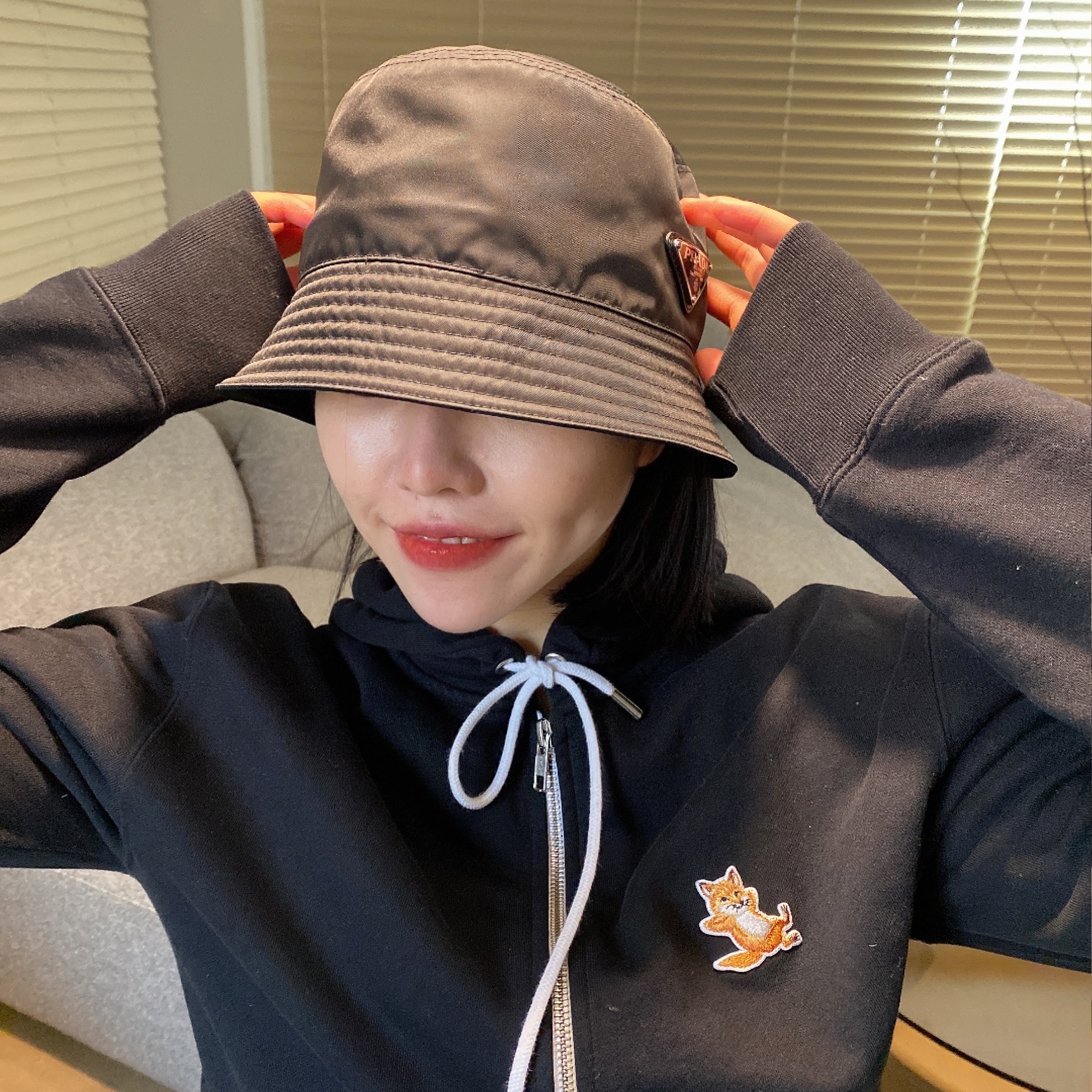 Prada Re-Nylon Visor Bucket Hat Black, Maison Kitsune Chillax Fox Patch Zipped Hoodie Black 착용 스타일 - 2