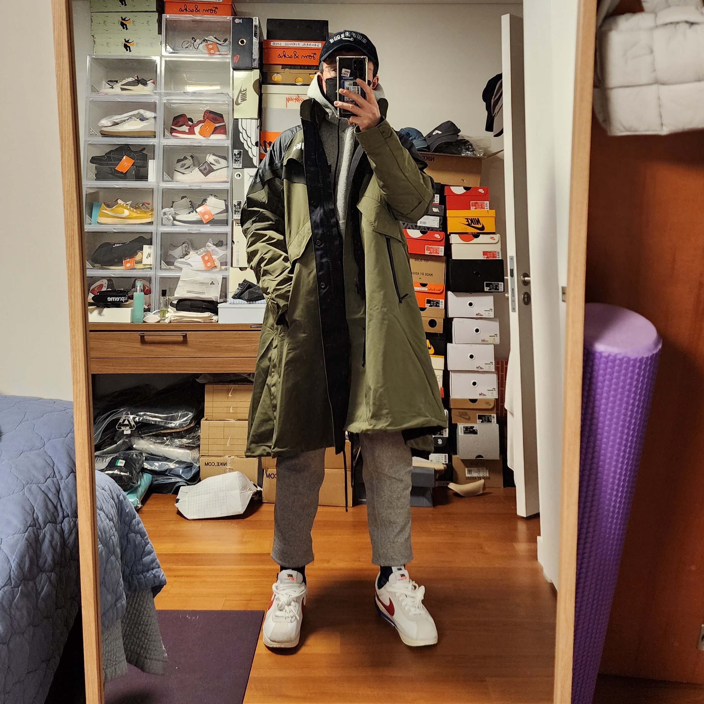 Nike x Sacai Zoom Cortez SP White and University Red, Nike x Sacai NRG Trench Jacket Medium Olive - Asia 착용 스타일 - 2