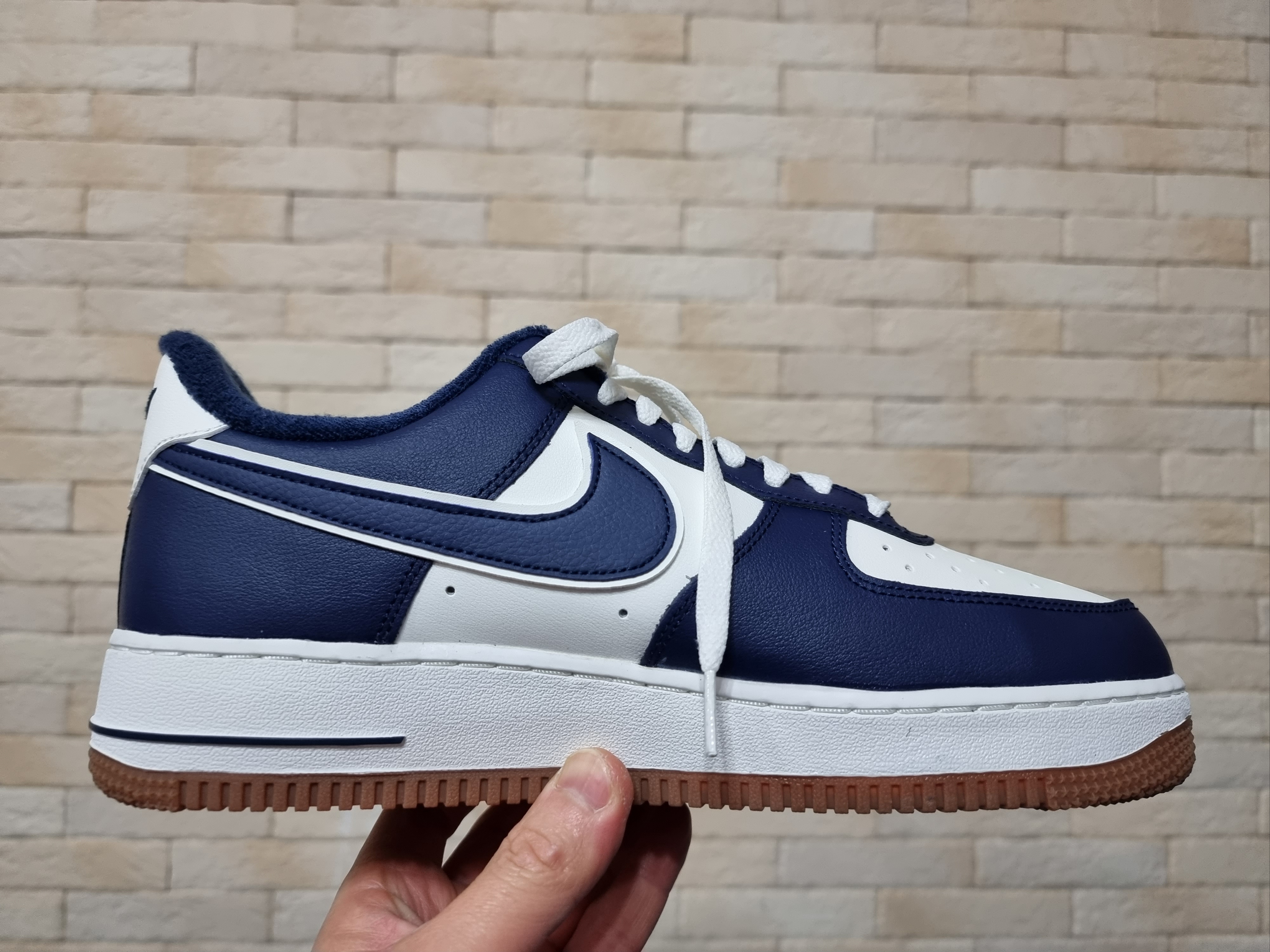 Nike Air Force 1 '07 LV8 Midnight Navy 착용 스타일 - 2