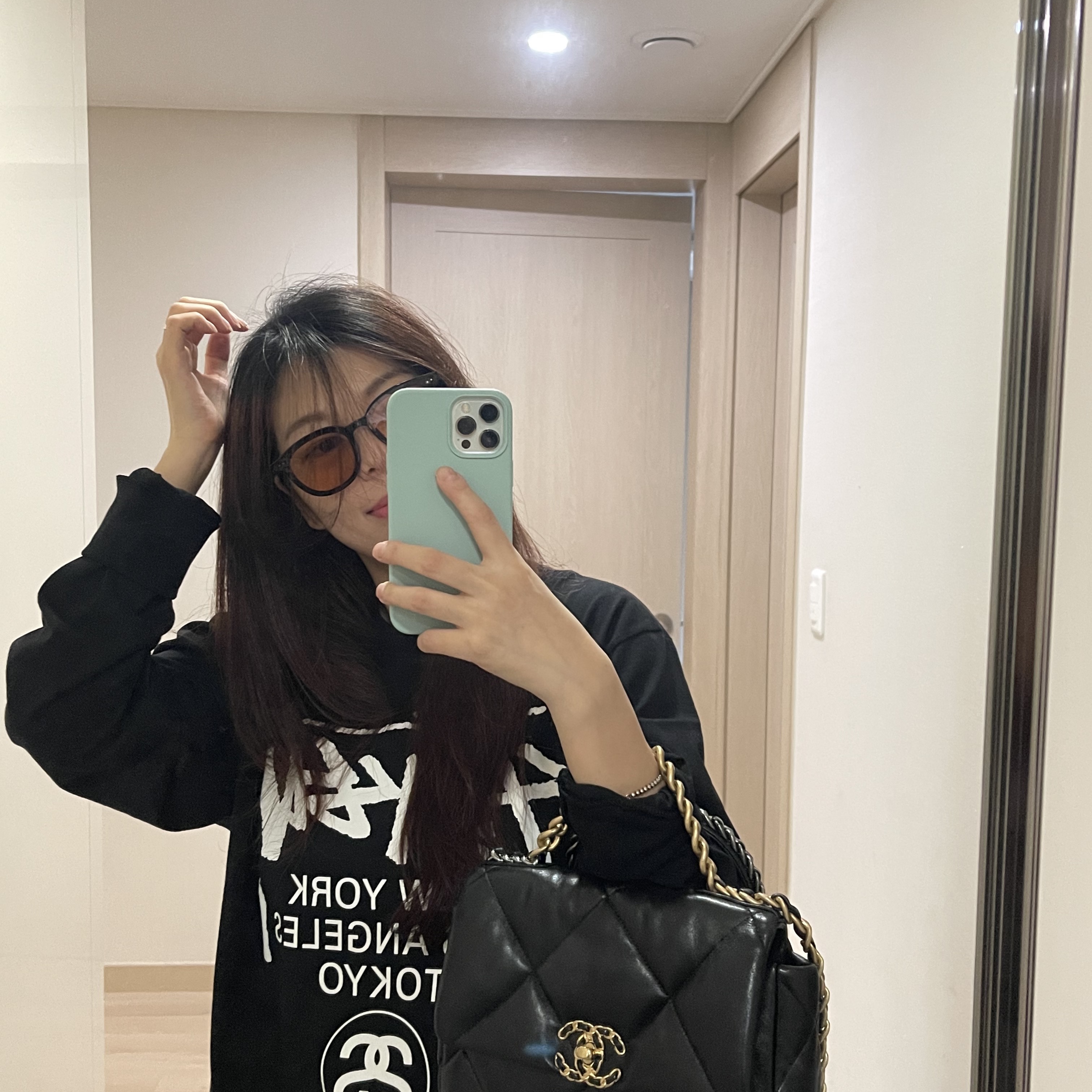 Stussy World Tour LS T-Shirt Black, (W) UGG Coquette Slipper Chestnut 착용 스타일 - 2