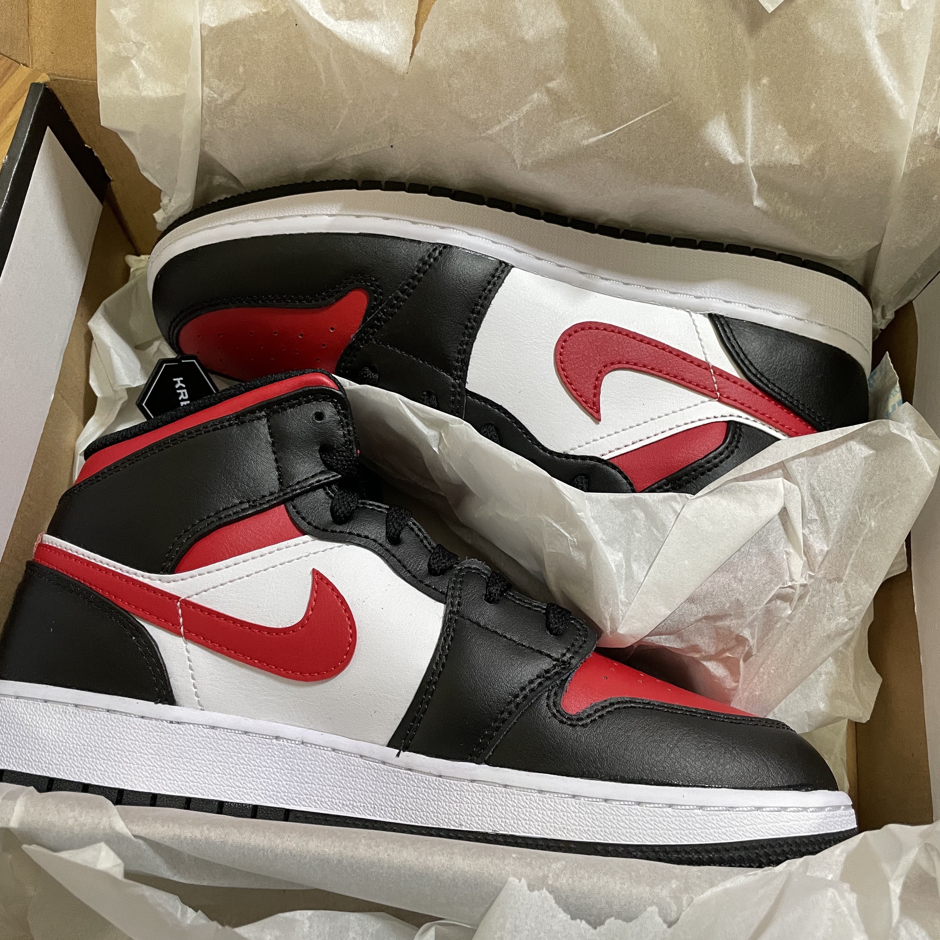 Jordan 1 Mid Black Fire Red 착용 스타일
