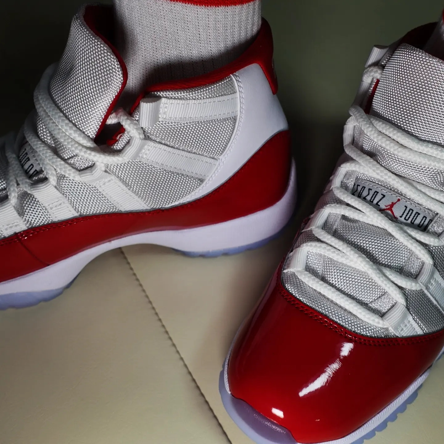 Jordan 11 Retro Varsity Red 착용 스타일 - 4