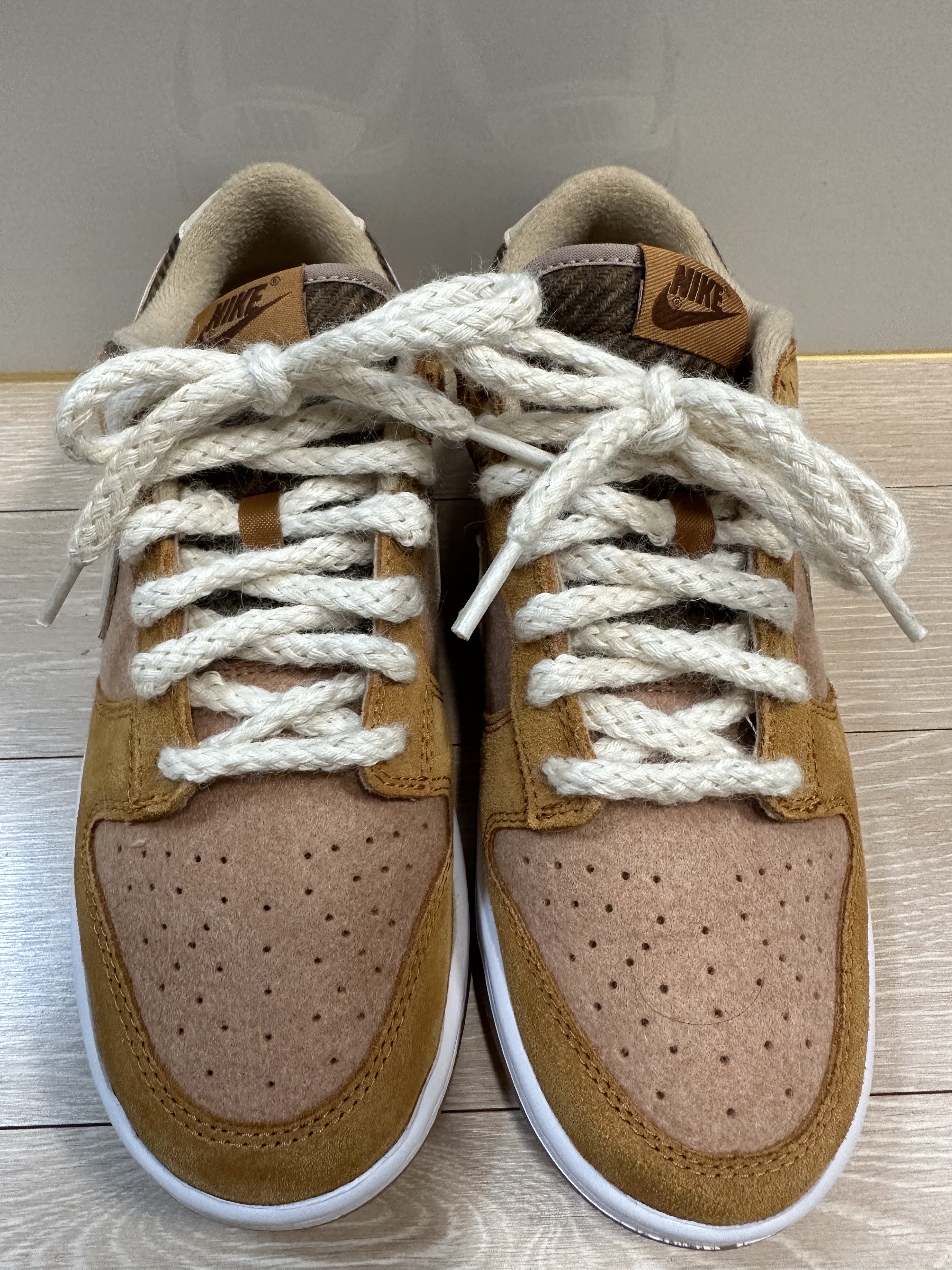 Nike Dunk Low SE Praline Desert Ochre, Nike x Travis Scott SB Dunk Low (Special Box) 착용 스타일 - 1