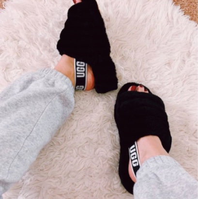(W) UGG Fluff Yeah Slide Black 착용 스타일 - 4