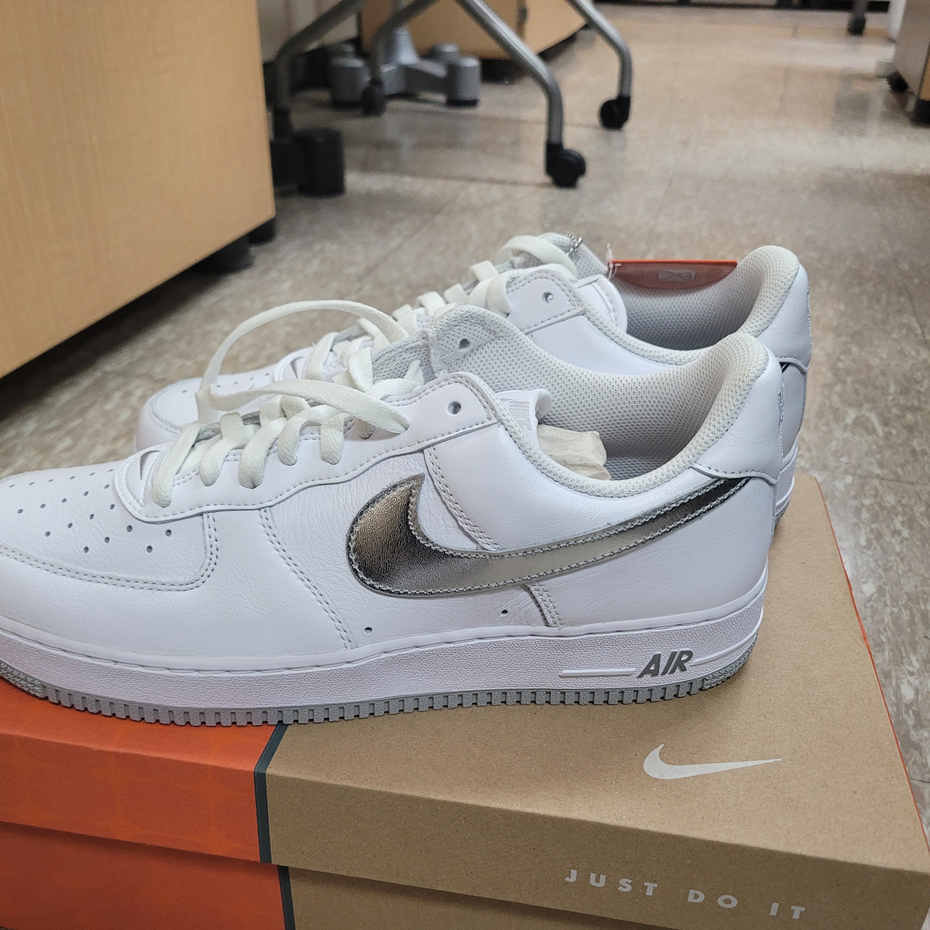 Nike Air Force 1 Low Retro Color of the Month White Metallic Silver 착용 스타일 - 3