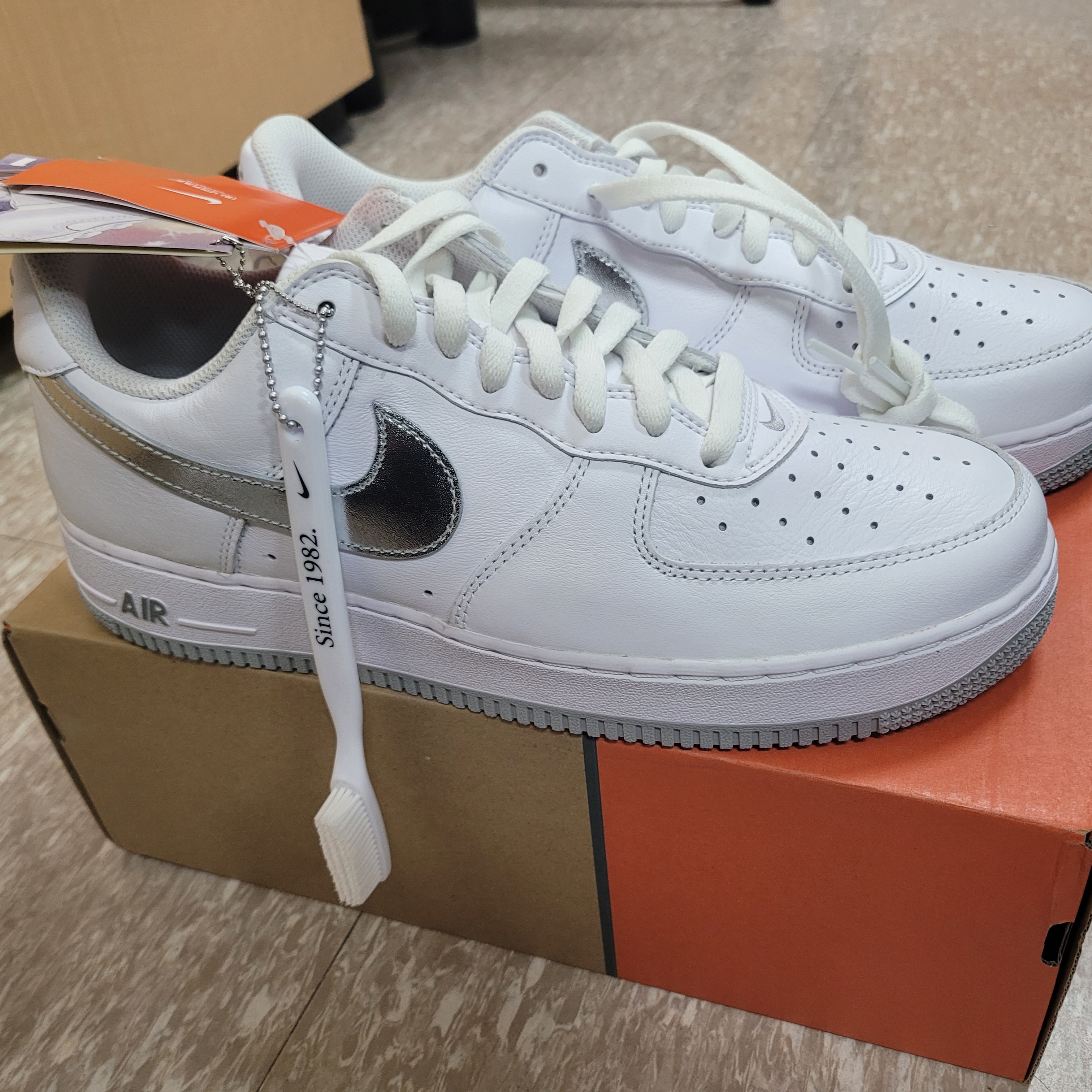 Nike Air Force 1 Low Retro Color of the Month White Metallic Silver 착용 스타일 - 4