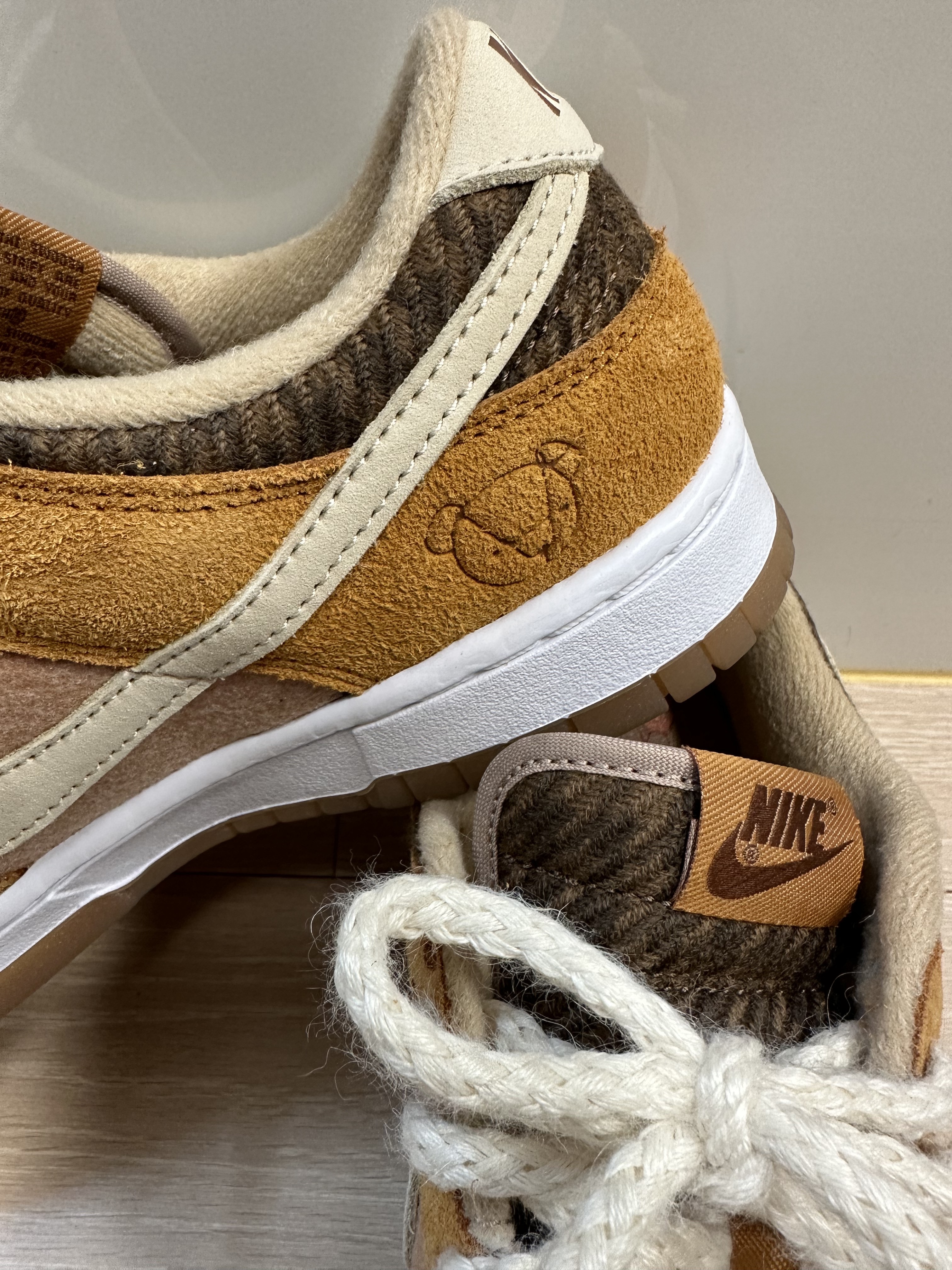 Nike Dunk Low SE Praline Desert Ochre, Nike x Travis Scott SB Dunk Low (Special Box) 착용 스타일 - 3