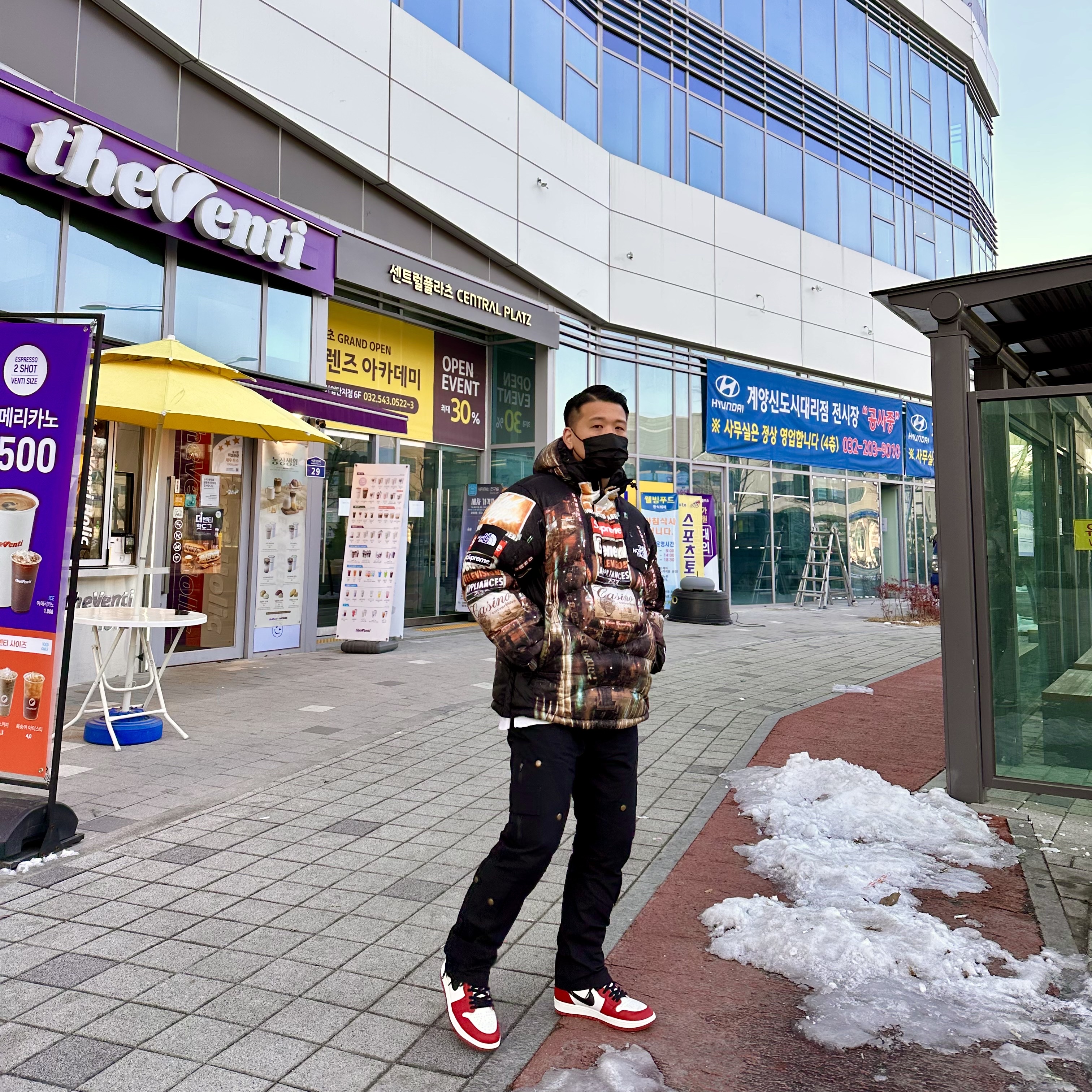 Jordan 1 Retro High OG Chicago 2022, Supreme x The North Face 800-Fill Half Zip Hooded Pullover Times Square - 22FW 착용 스타일 - 1