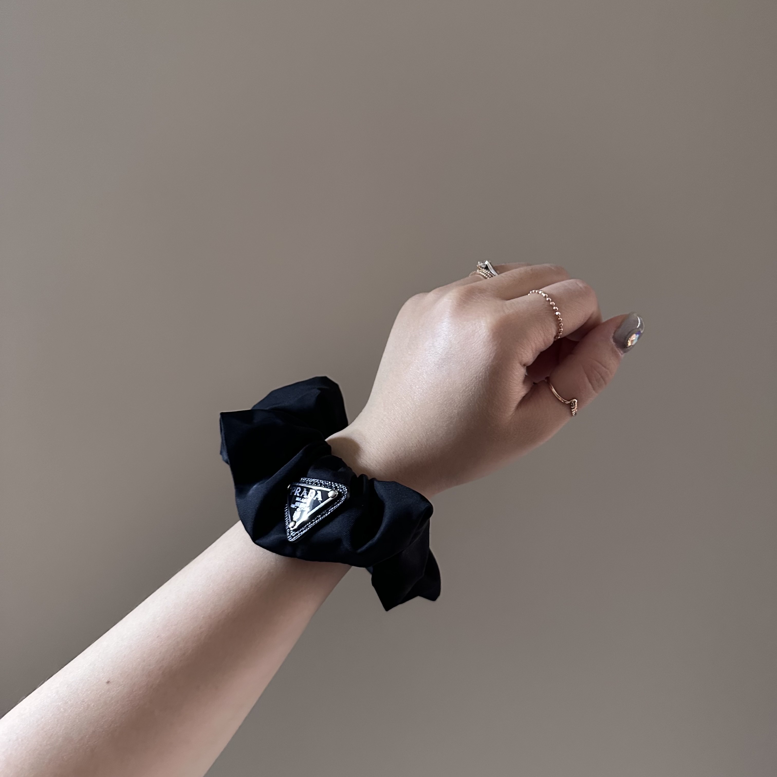 (W) Prada Re-Nylon Scrunchie Black 착용 스타일
