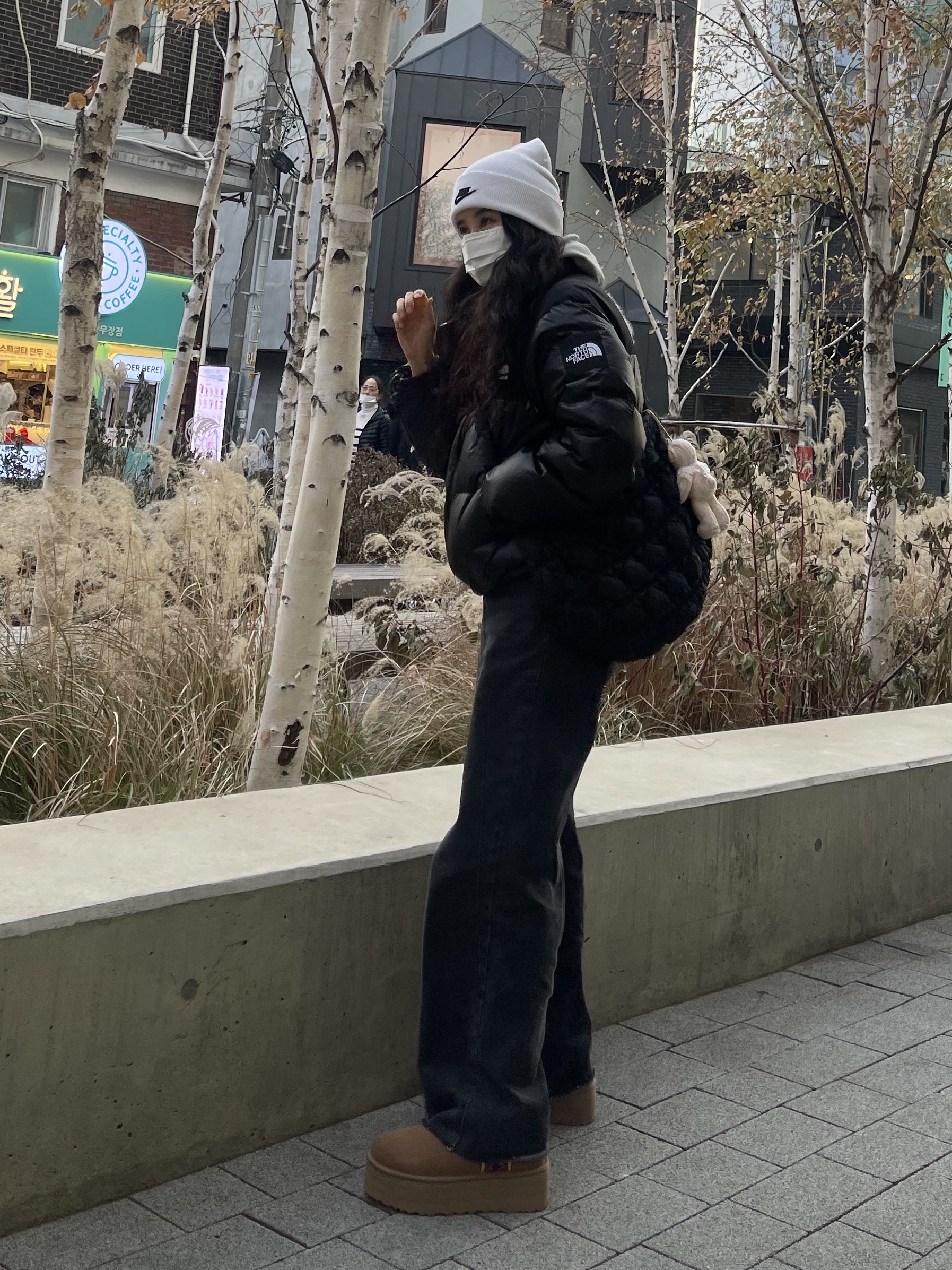 (W) UGG Classic Ultra Mini Braid Plat Chestnut, (W) The North Face White Label Novelty Nuptse Down Jacket Black 착용 스타일 - 2