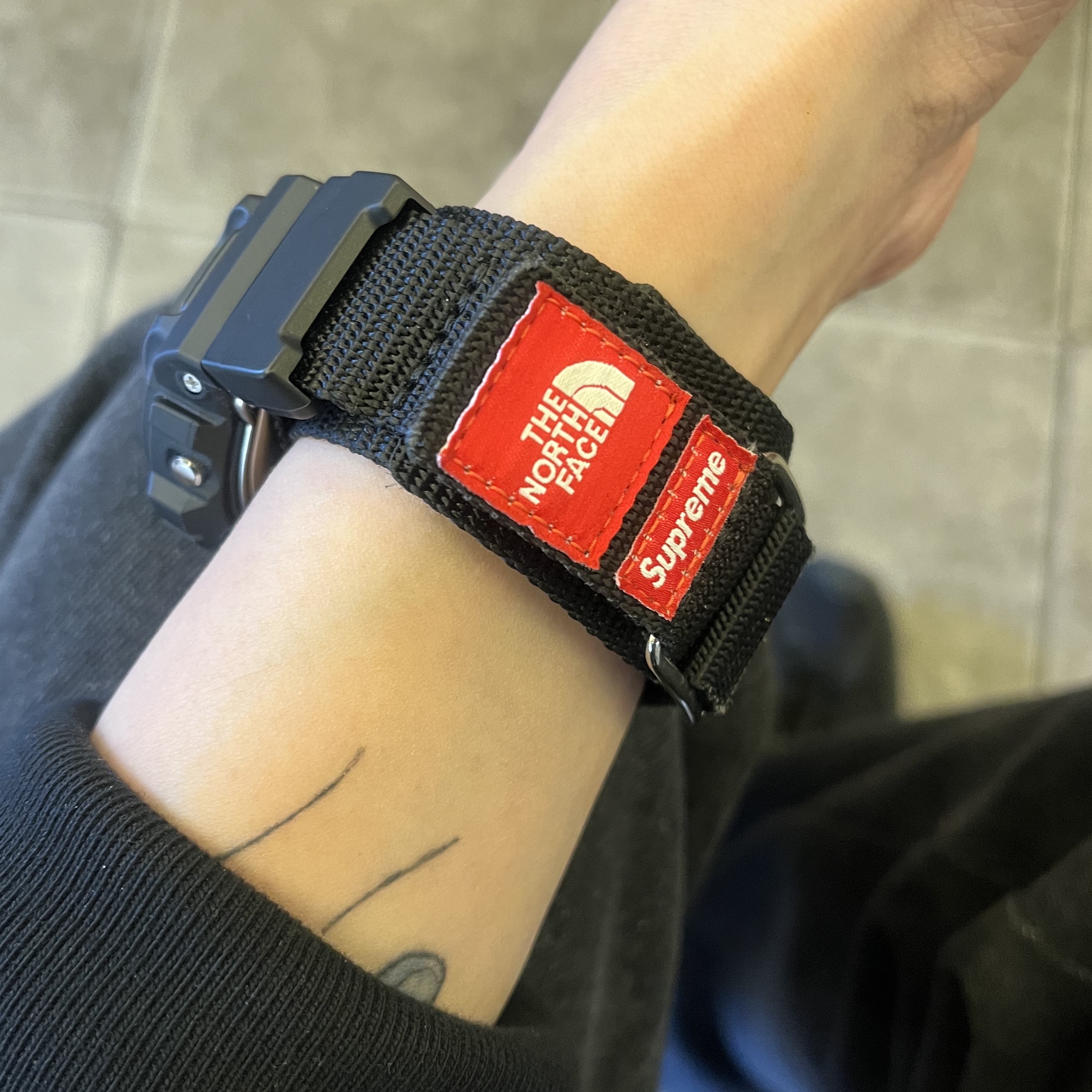 Casio G-Shock x Supreme x The North Face DW-6900 Black 착용 스타일