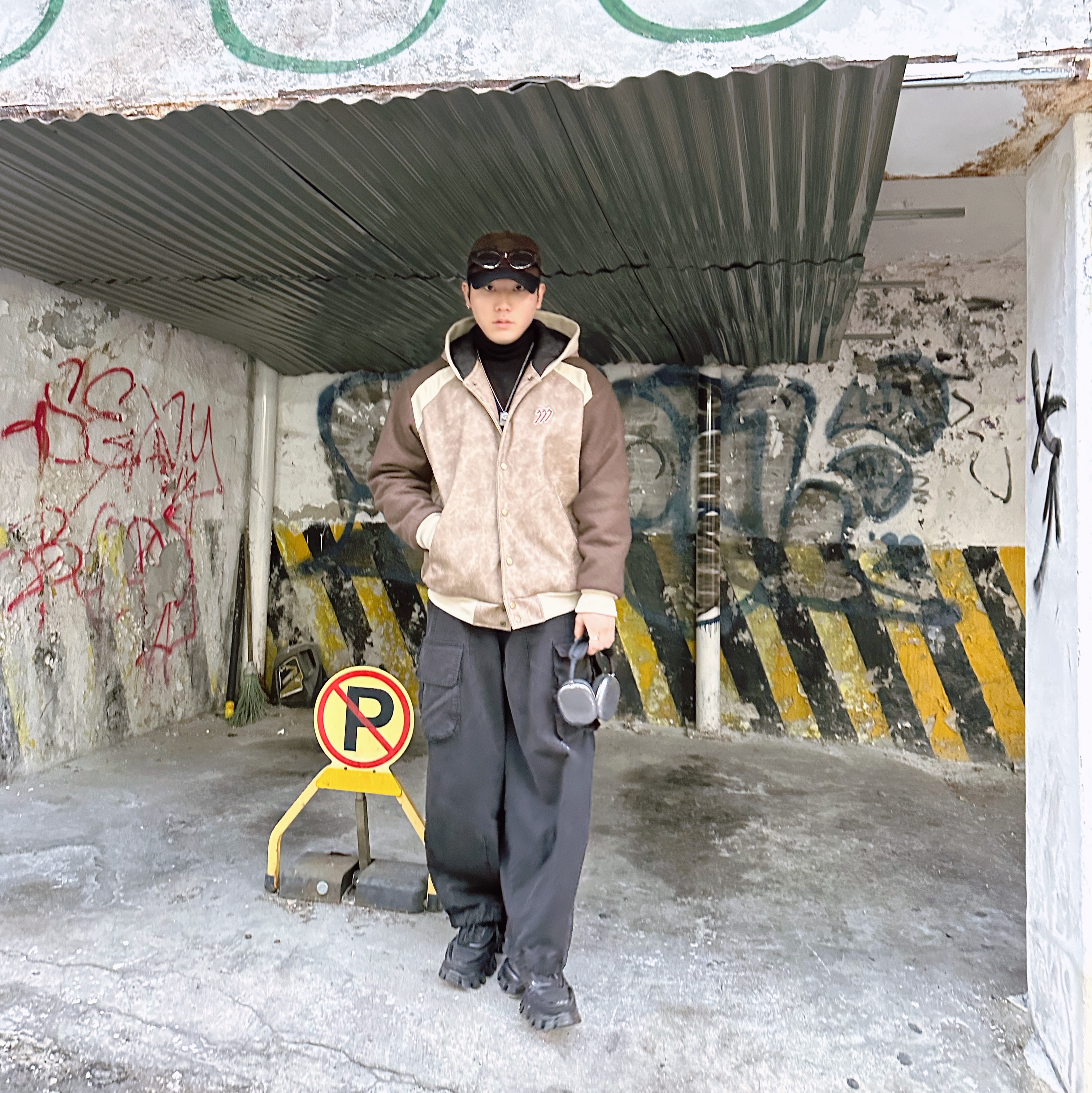 Apple AirPods Max Lightning Space Gray (Korean Ver.), Prada Cloudbust Thunder Technical Fabric Sneakers Black 착용 스타일