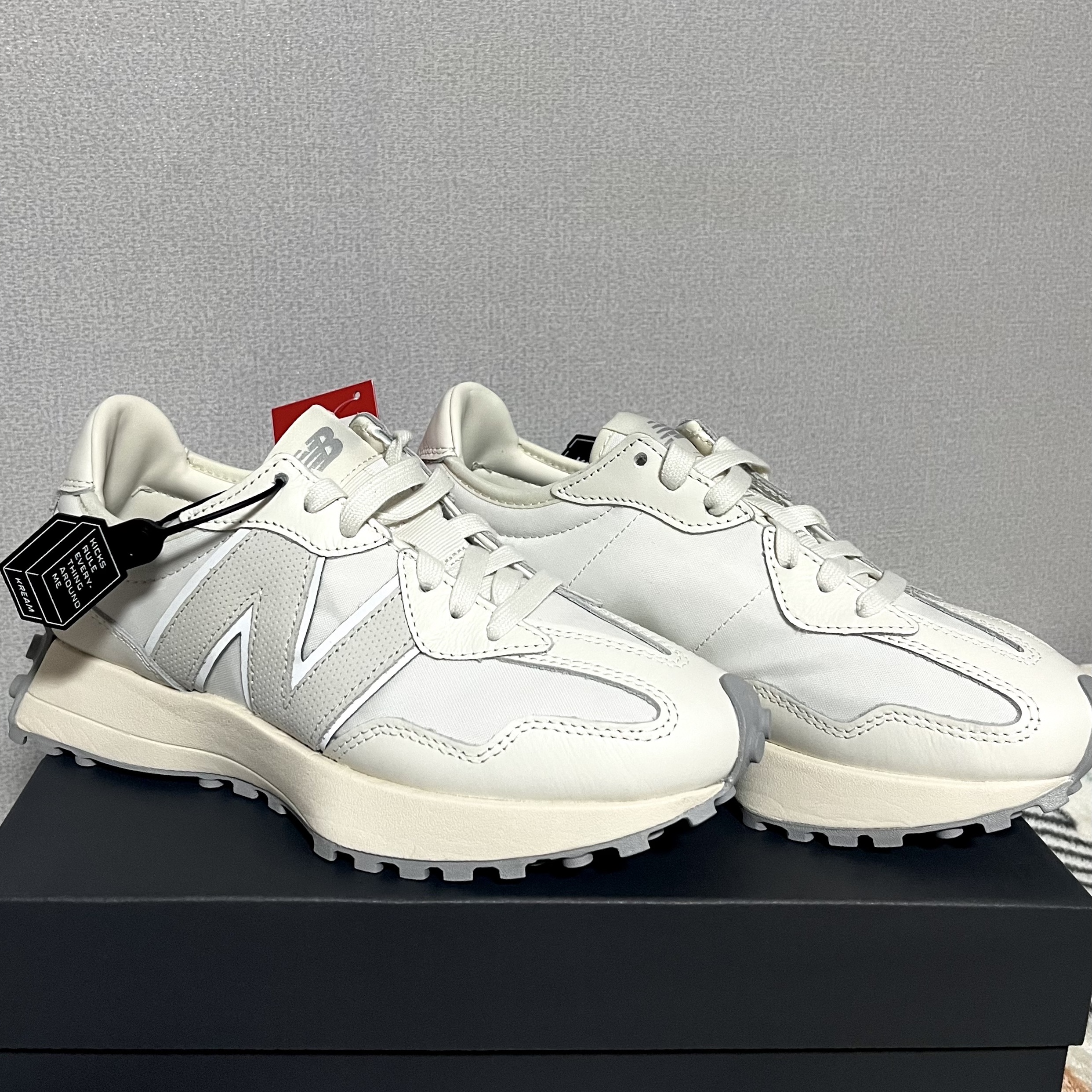 New Balance 327 Shifted White Pack 착용 스타일