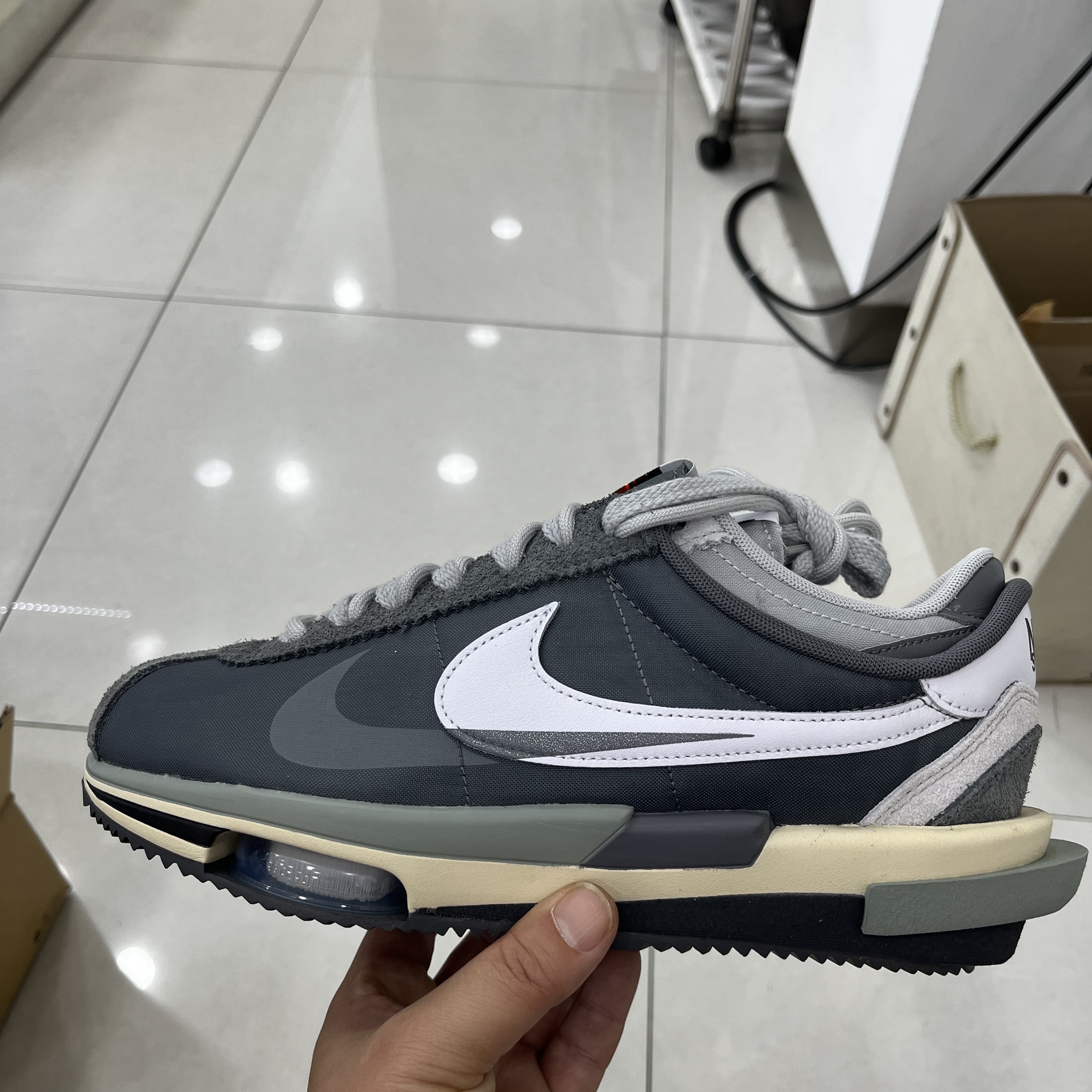 Nike x Sacai Zoom Cortez SP Iron Grey 착용 스타일 - 5