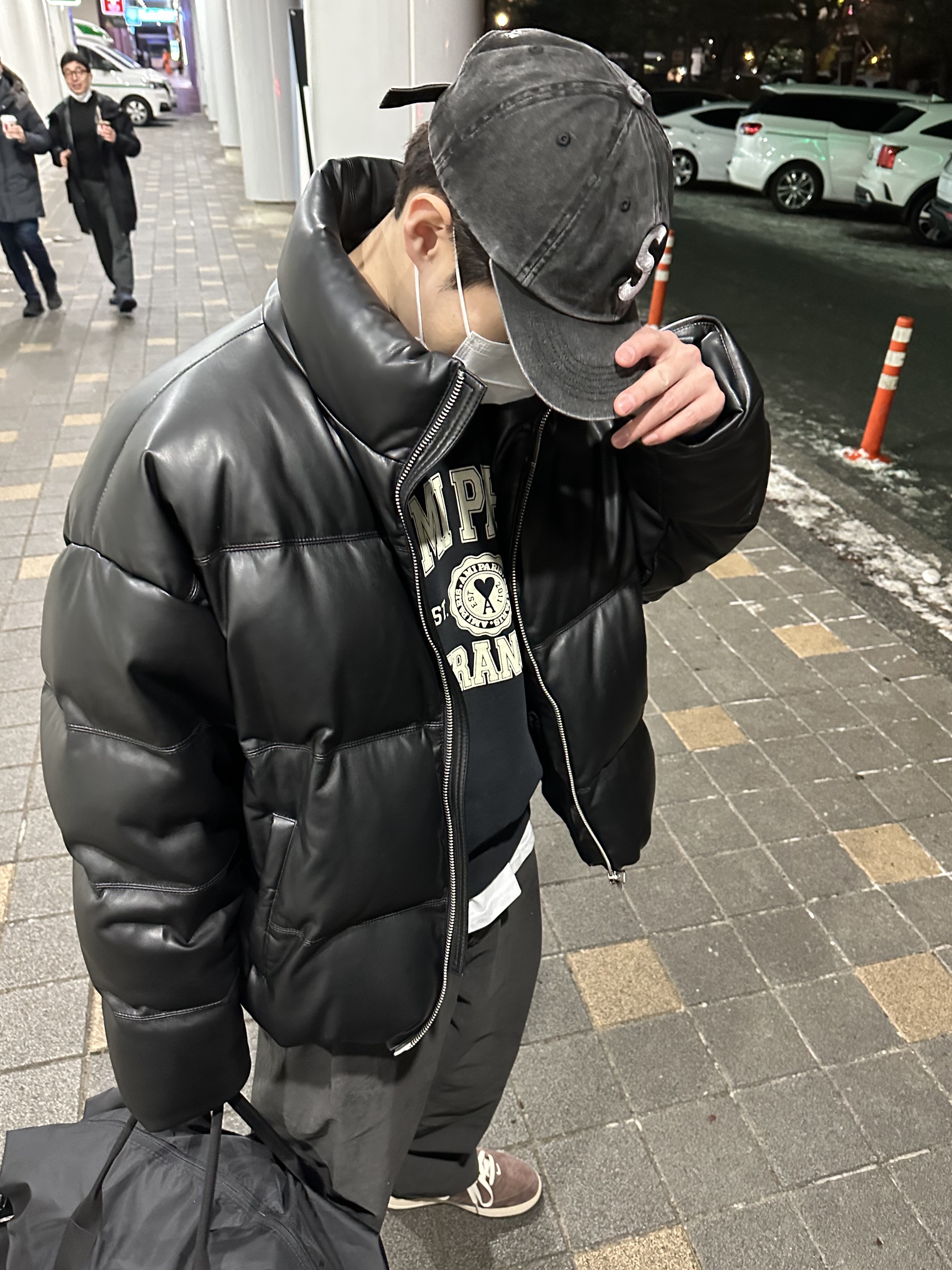 Supreme Pigment Print S Logo 6-Panel Black - 22FW, AMI Paris France Sweatshirt Black 착용 스타일