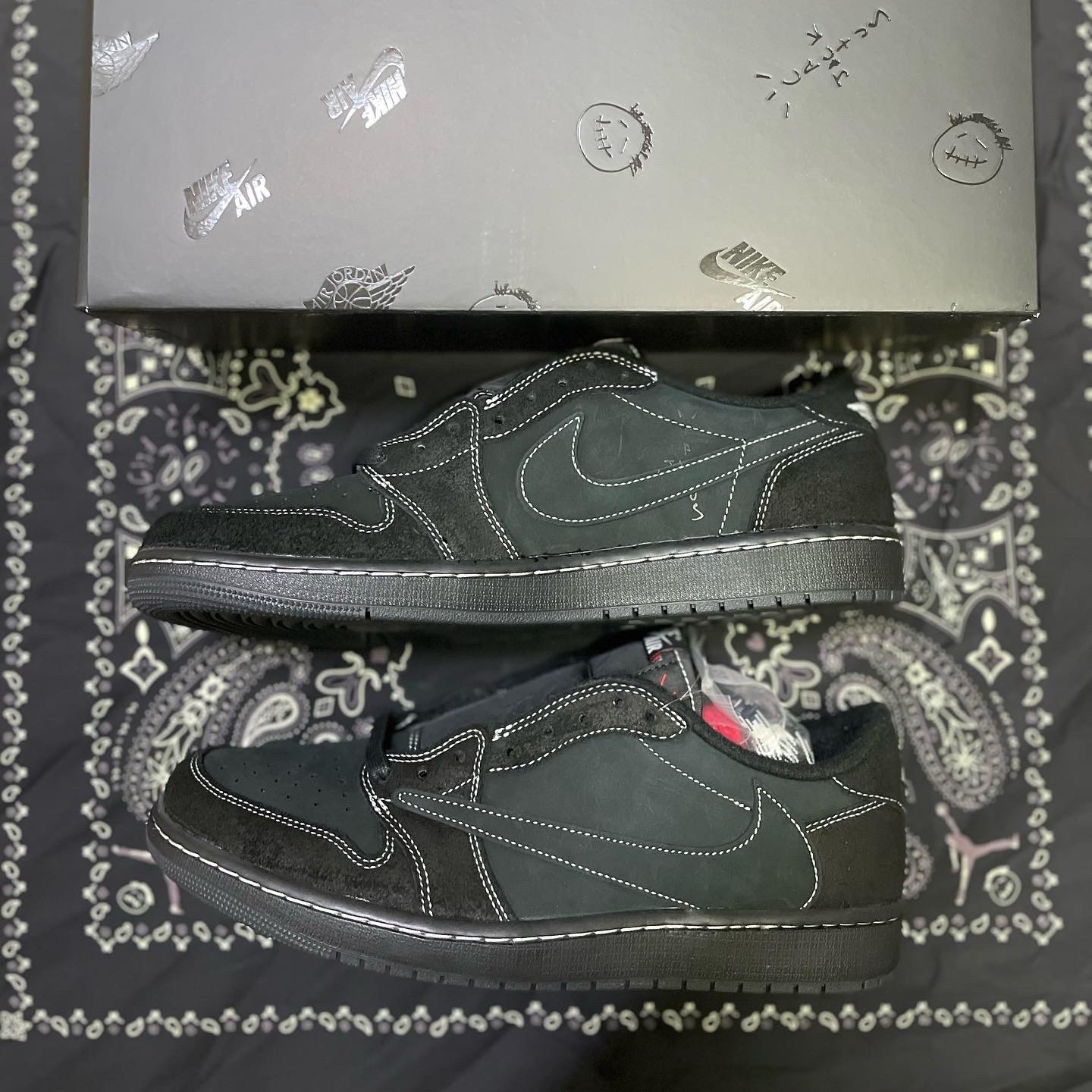Jordan 1 x Travis Scott Retro Low OG SP Black Phantom 착용 스타일 - 4