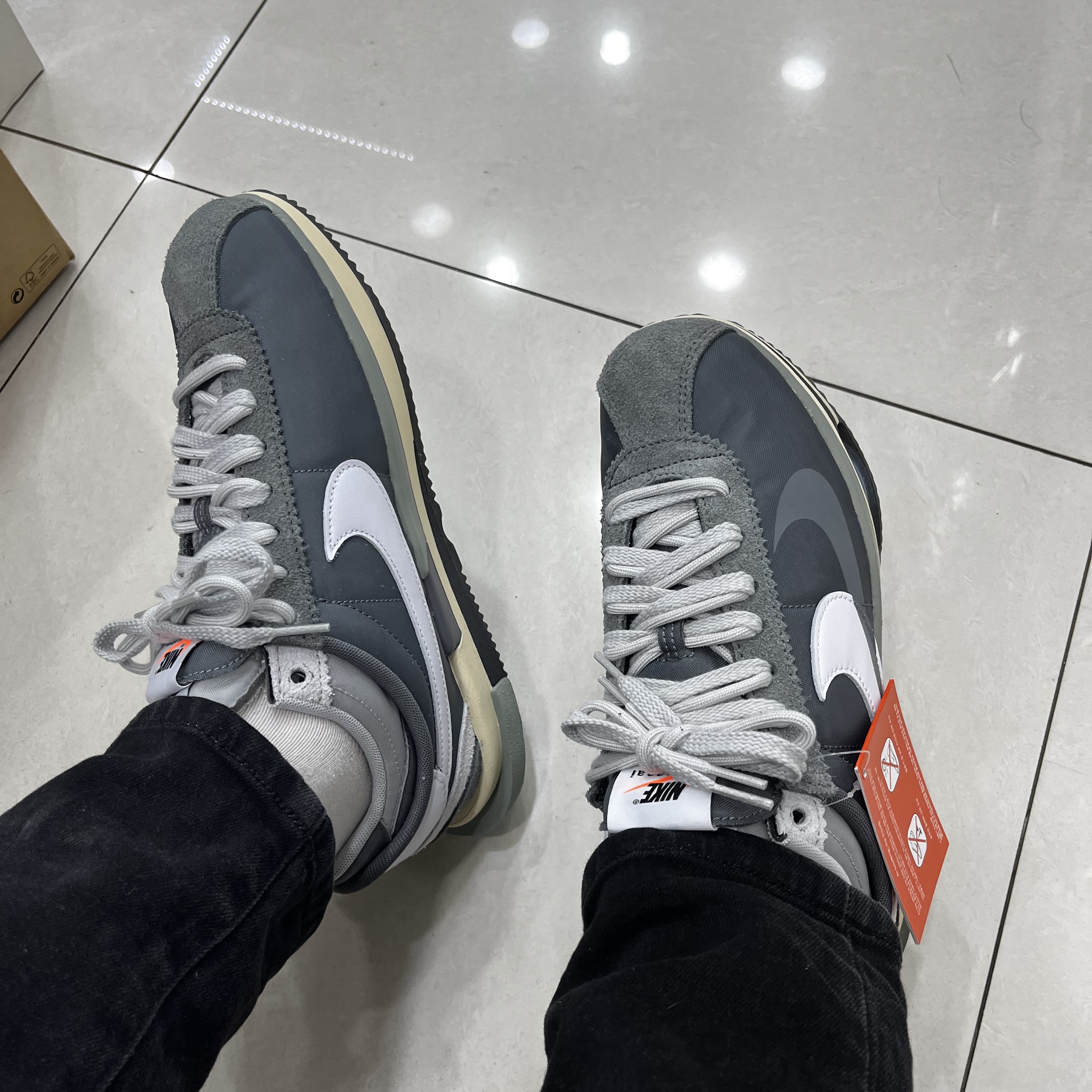 Nike x Sacai Zoom Cortez SP Iron Grey 착용 스타일 - 4