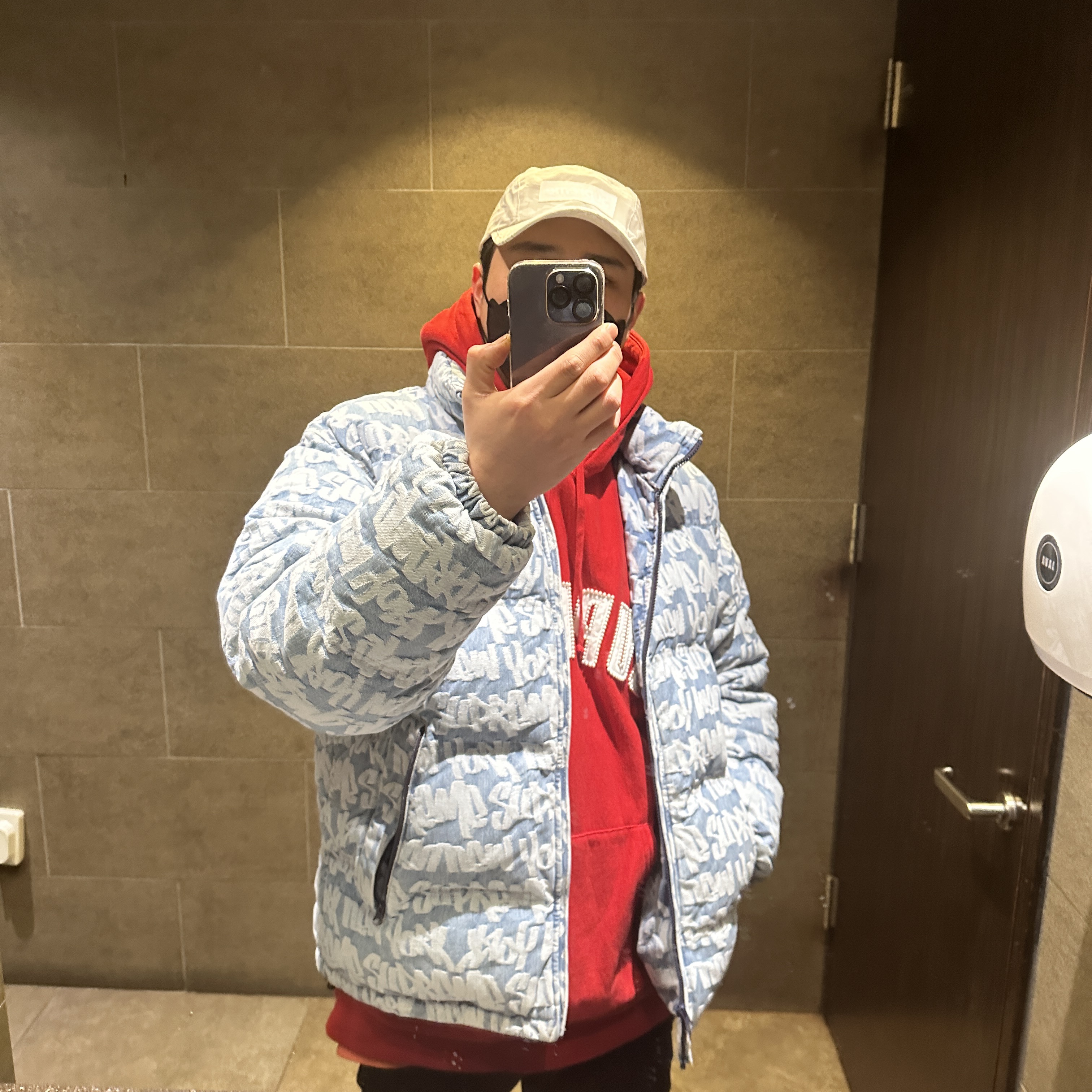 Supreme Fat Tip Jacquard Denim Puffer Jacket Blue - 22SS, Supreme Pearl Logo Hooded Sweatshirt Red - 21FW 착용 스타일