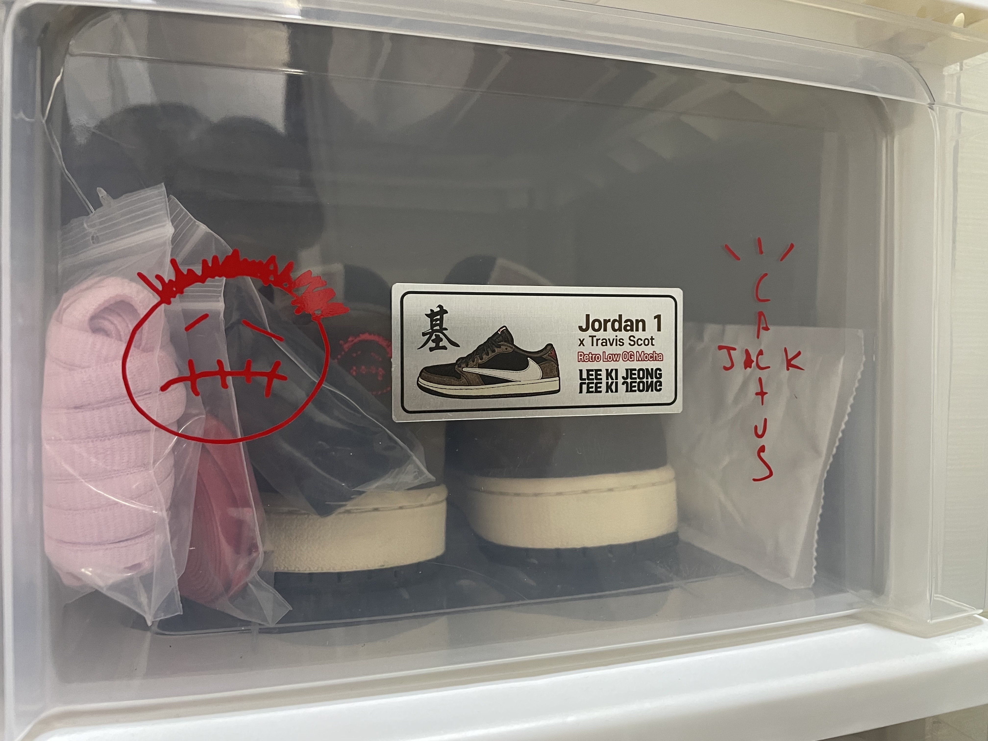 Jordan 1 x Travis Scott Retro Low OG SP Mocha 착용 스타일 - 1
