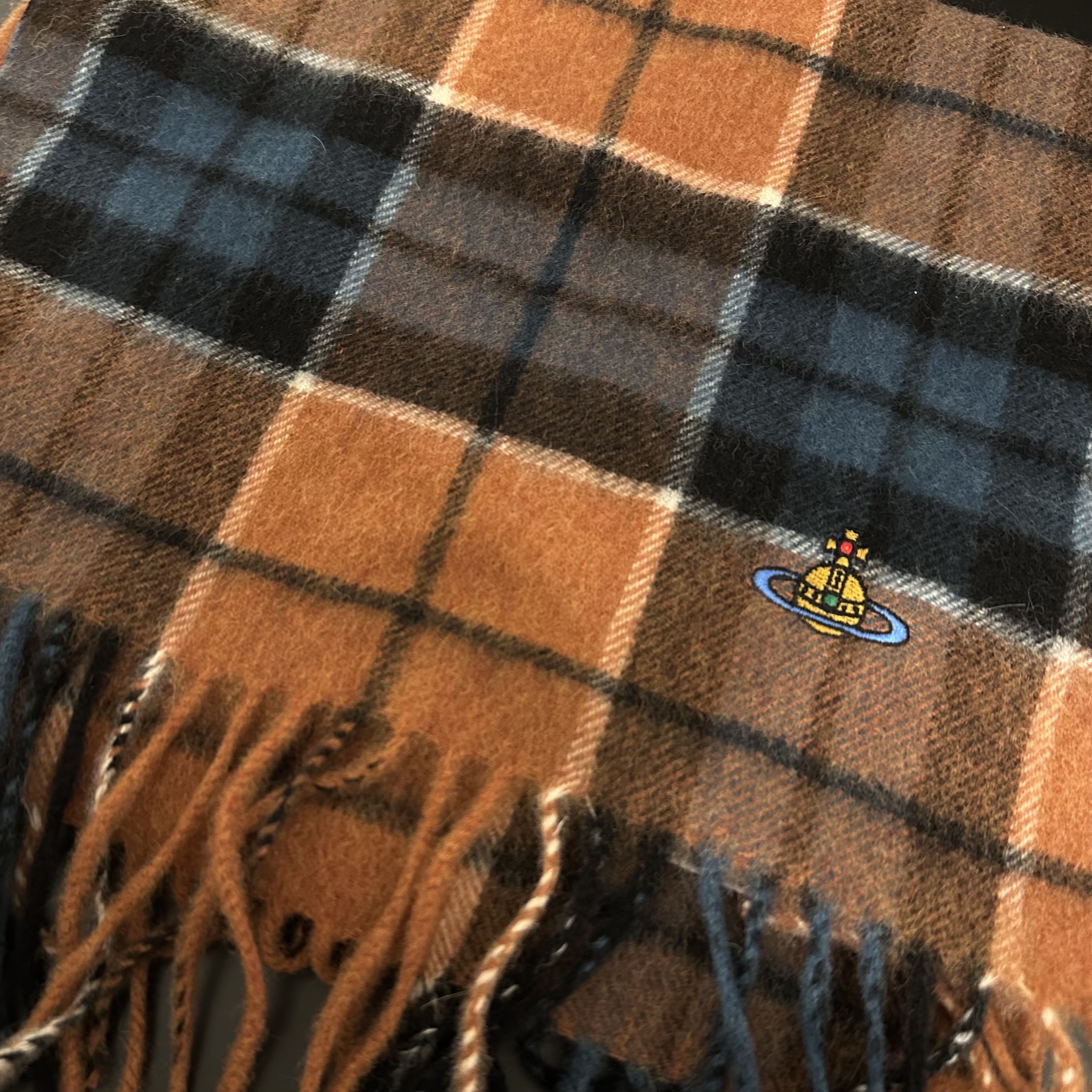 Vivienne Westwood Tartan Cashmere Muffler Brown 착용 스타일