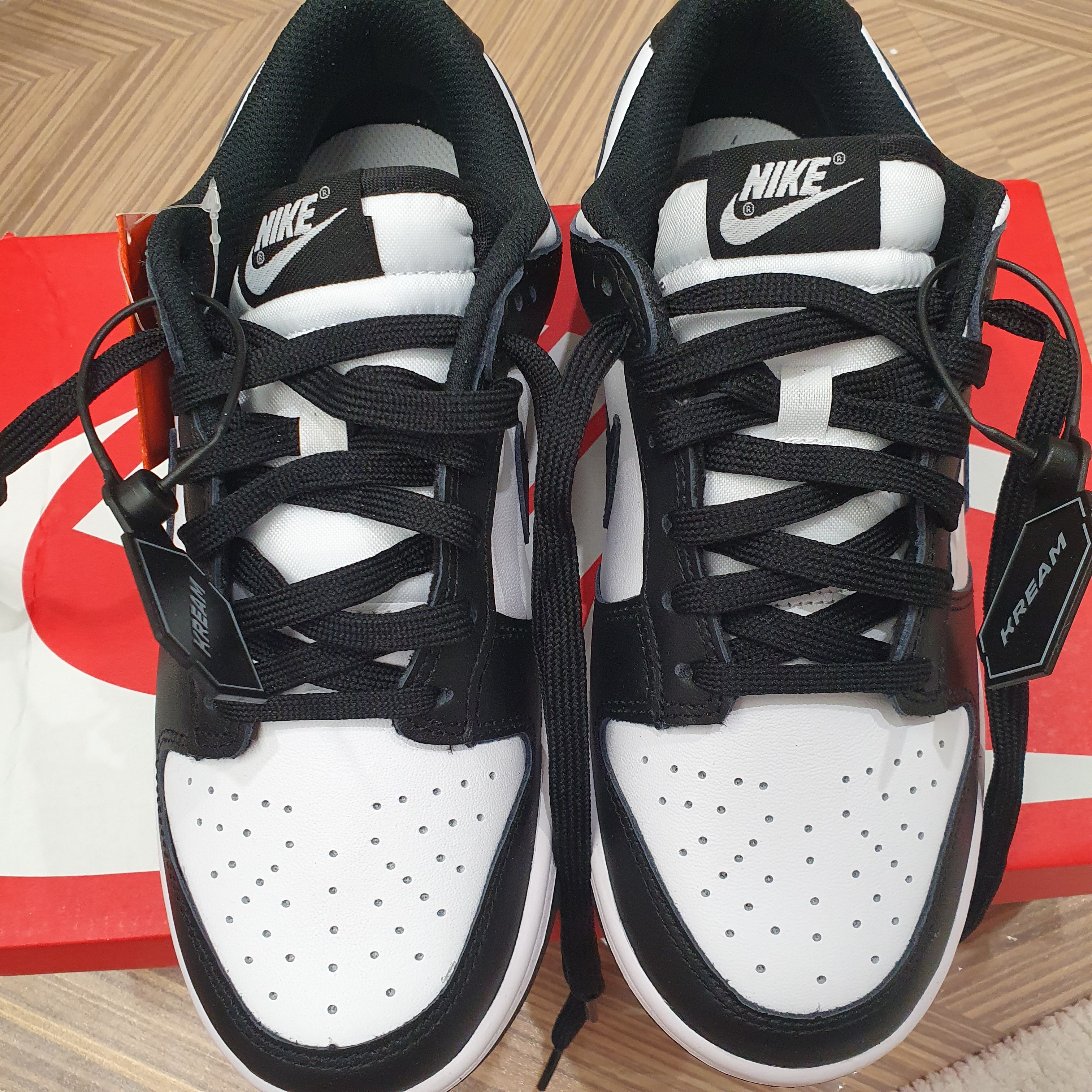 (W) Nike Dunk Low Black 착용 스타일 - 1