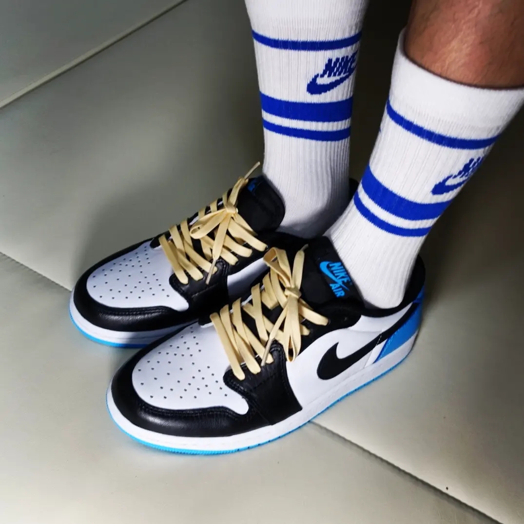 Jordan 1 Retro Low OG Black and Dark Powder Blue 착용 스타일 - 2