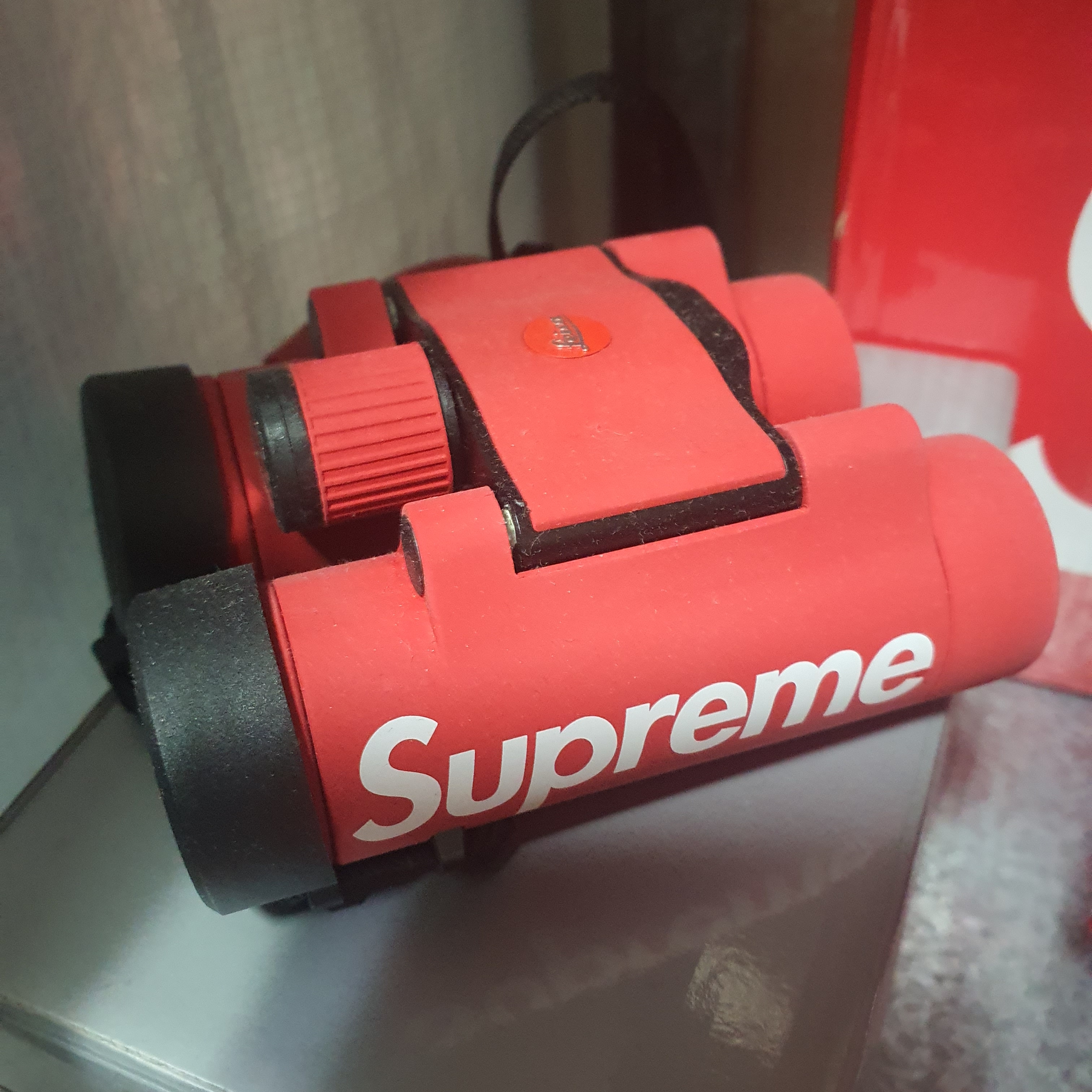 Supreme Leica Ultravid BR 8x20 Binocular Red - 20FW 착용 스타일
