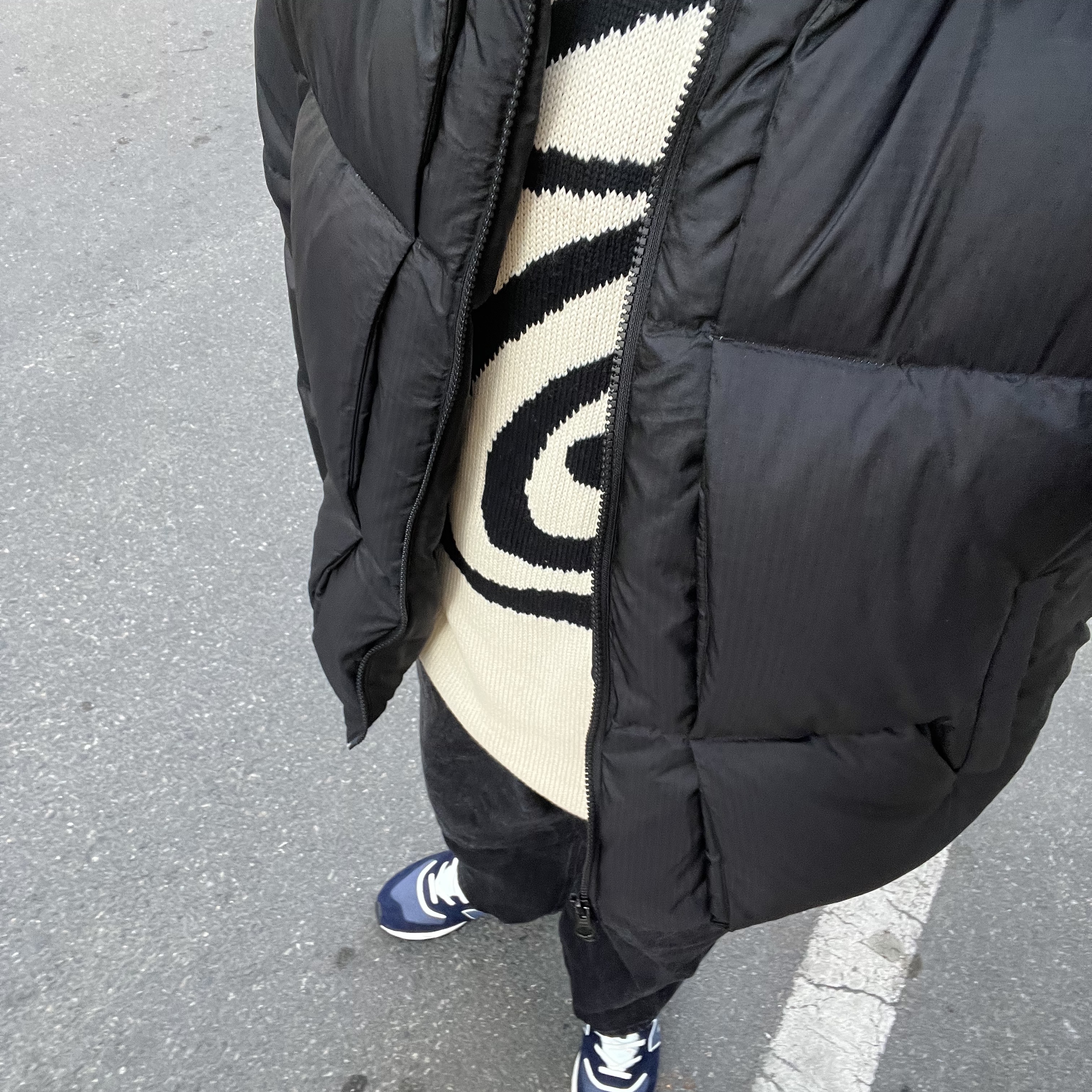 Stussy Curly S Sweater Natural, New Balance 574 Legacy Navy 착용 스타일