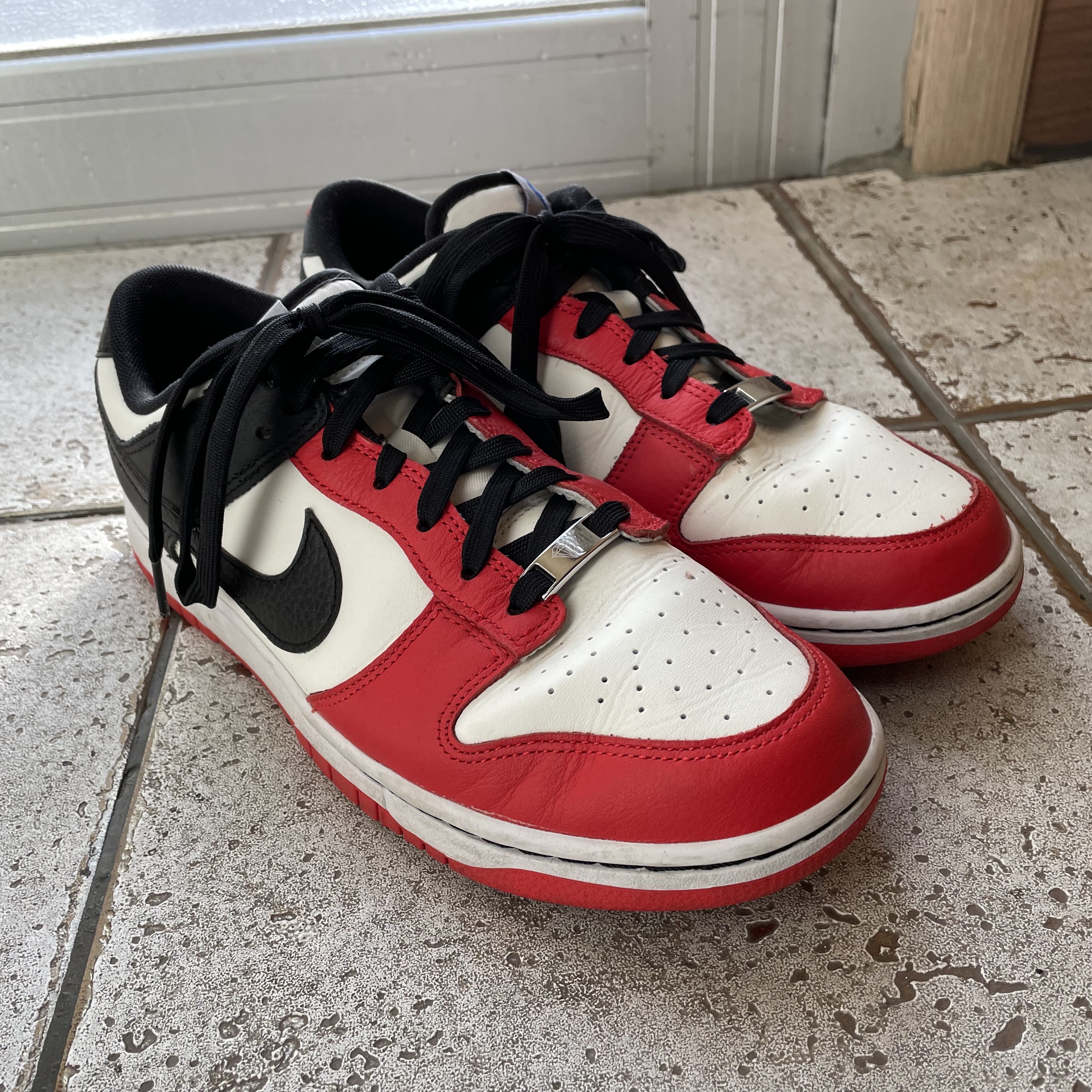 Nike x NBA Dunk Low Retro EMB Black and Chile Red 착용 스타일