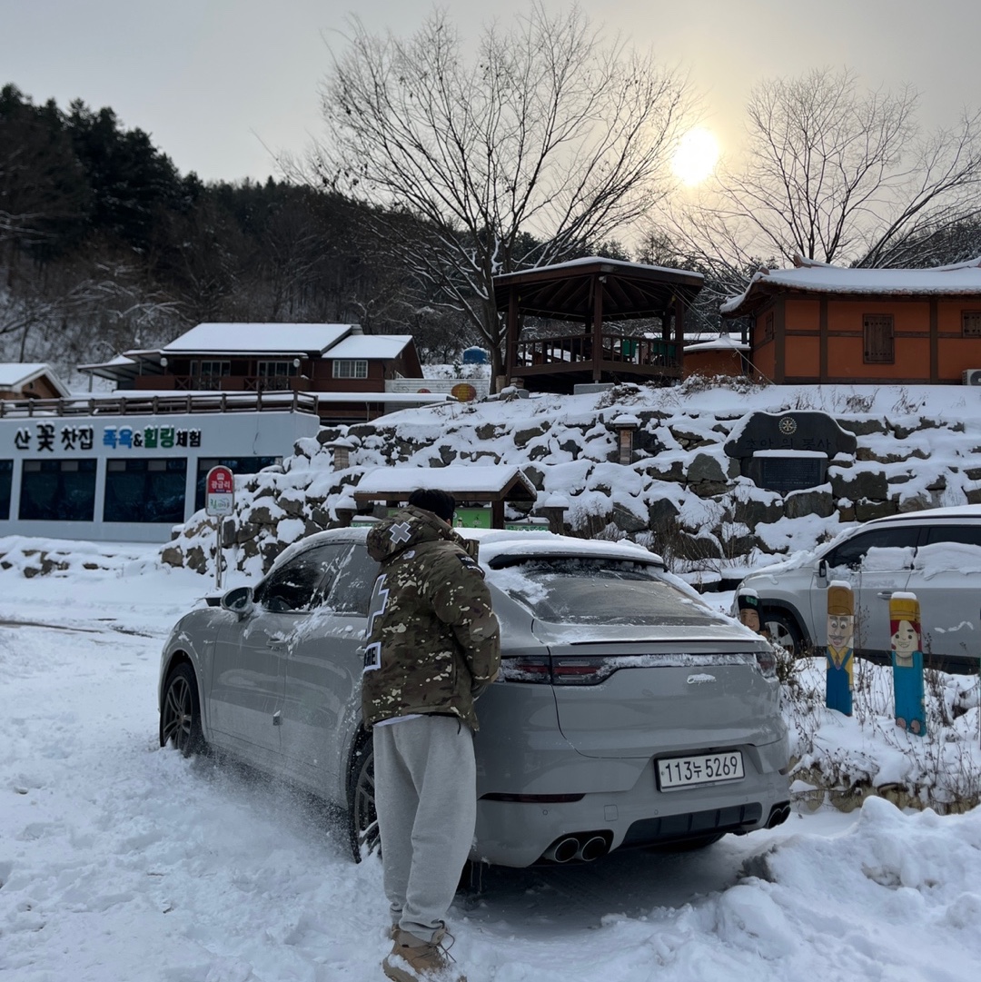 Supreme x The North Face Summit Series Rescue Baltoro Jacket Multi Camo - 22SS, Nike NRG Solo Swoosh Fleece Pants Summit White - Asia 착용 스타일