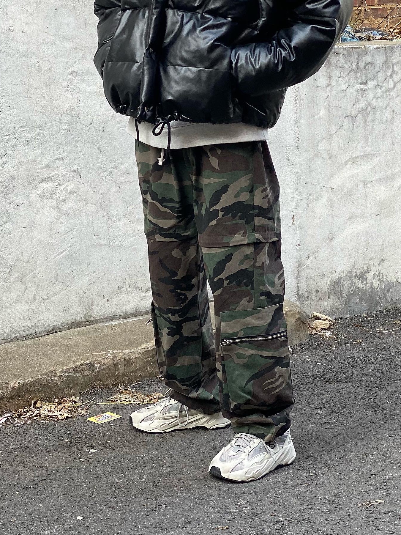 Adidas Yeezy Boost 700 V2 Static 2018, Supreme Pigment Print S Logo 6-Panel Black - 20SS 착용 스타일 - 4